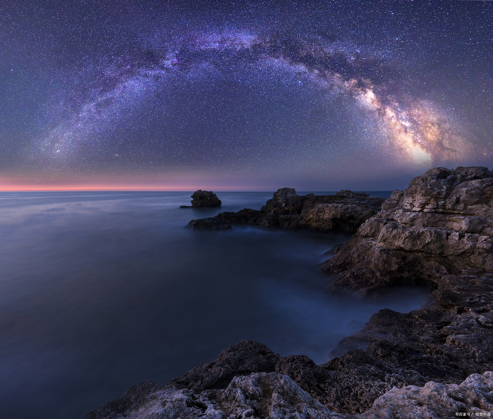 《星空下的爱与向往》  星空璀璨,夜的海洋深邃, 漫天的星光,洒下暖暖