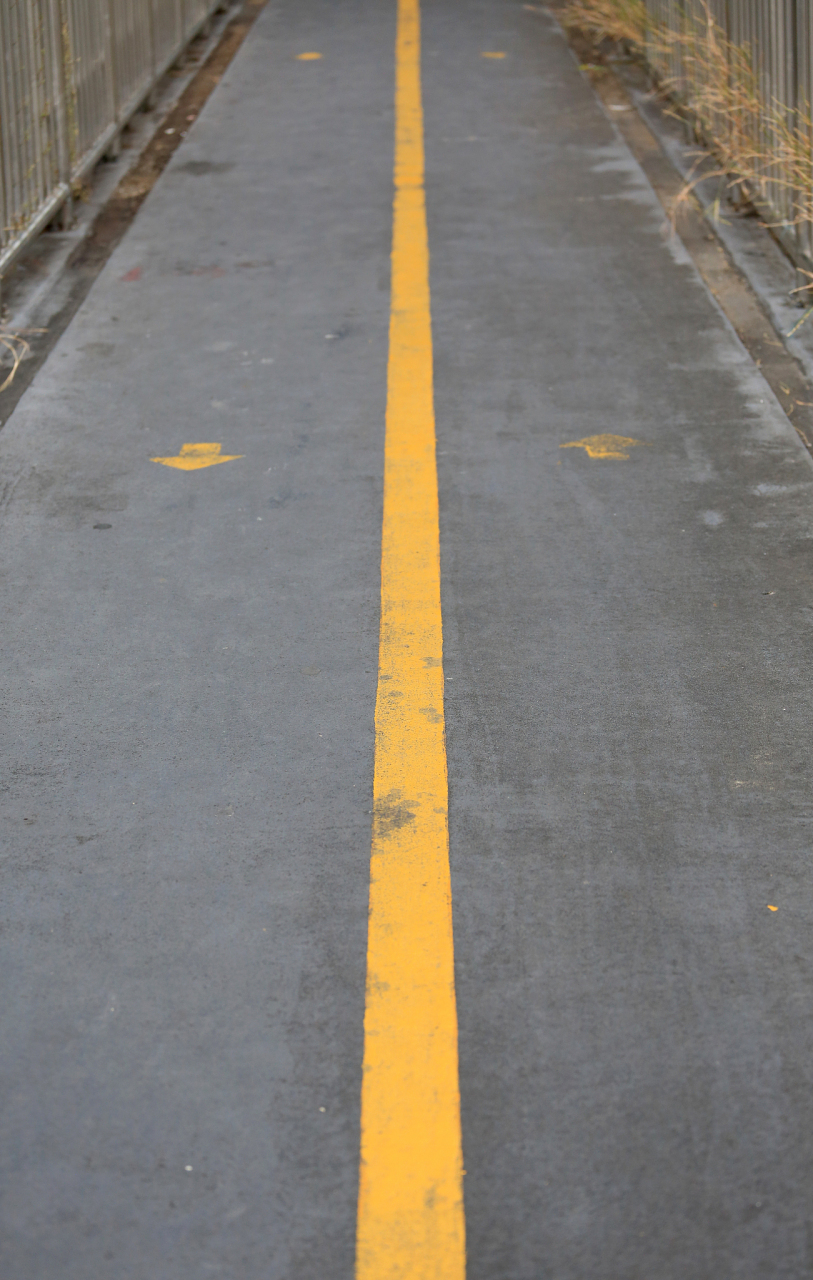 单黄实线不可跨越,更不能掉头;单黄虚线在遵守交通法规和礼让法则前提