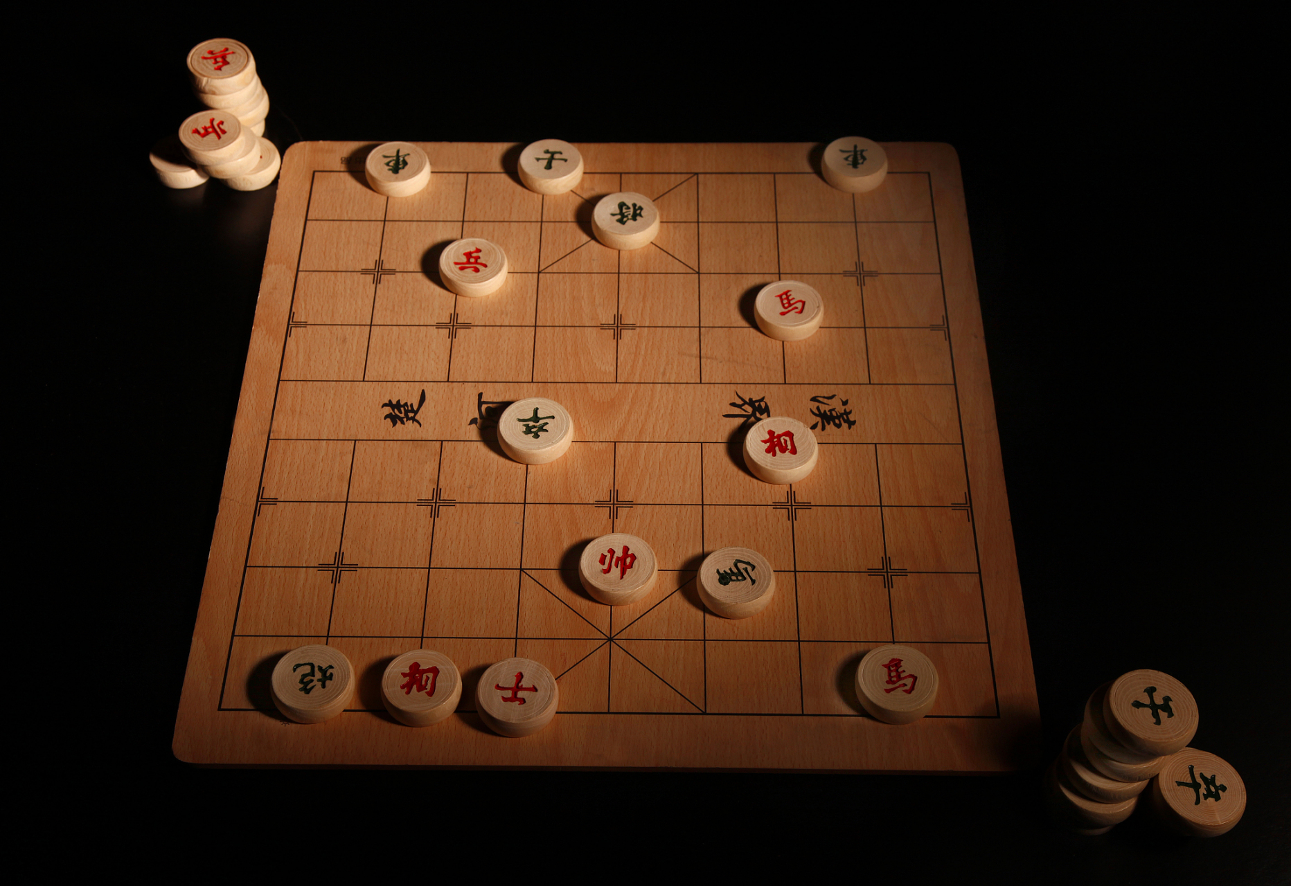 象棋是中国传统棋类益智游戏,红方先行.