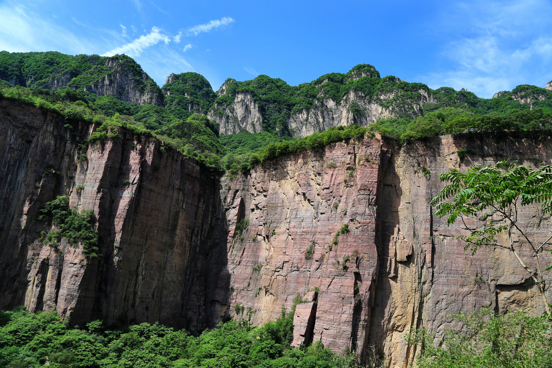 万仙山景区位于河南省辉县市西北部太行山腹地,隶属于新乡南太行旅游
