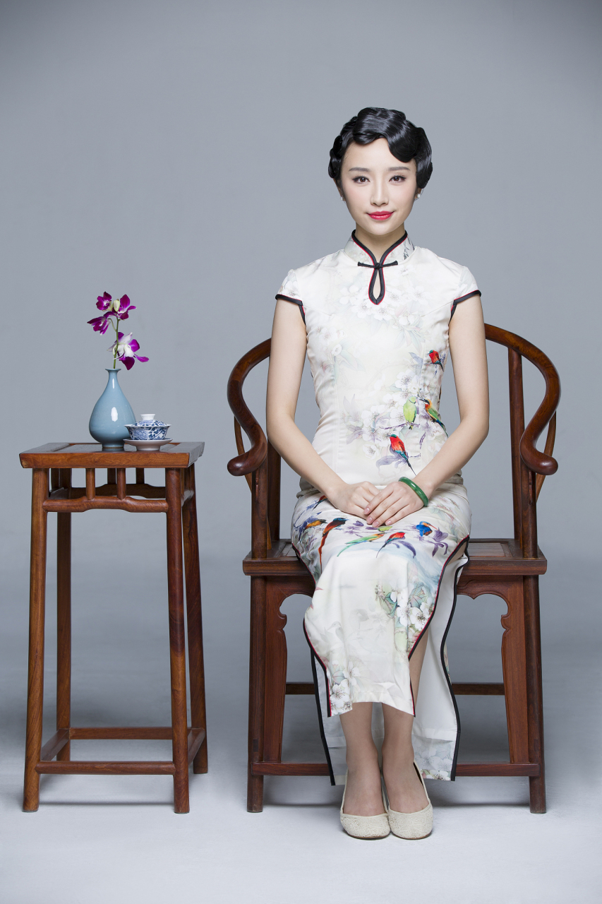 镶,嵌,滚等工艺方法,通常用于传统旗袍的领子,袖口,大襟,下摆,开衩的