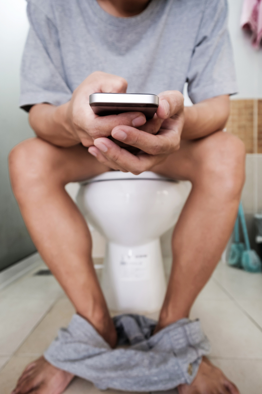 第三,长时间低头玩手机会增加颈椎病的发病