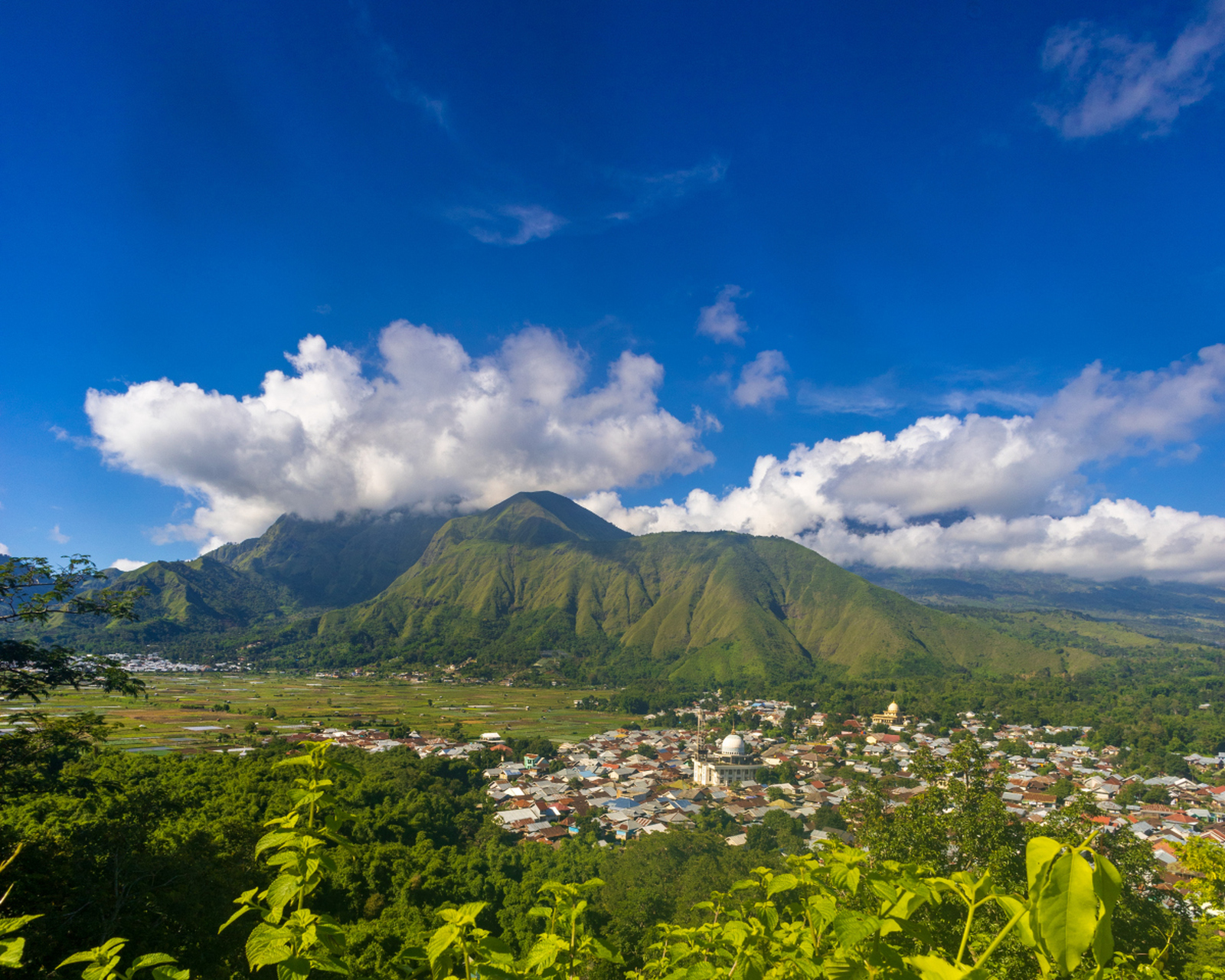 陇川县是云南西部的旅游胜地,有户撒阿昌族生态文化旅游区,章凤口岸