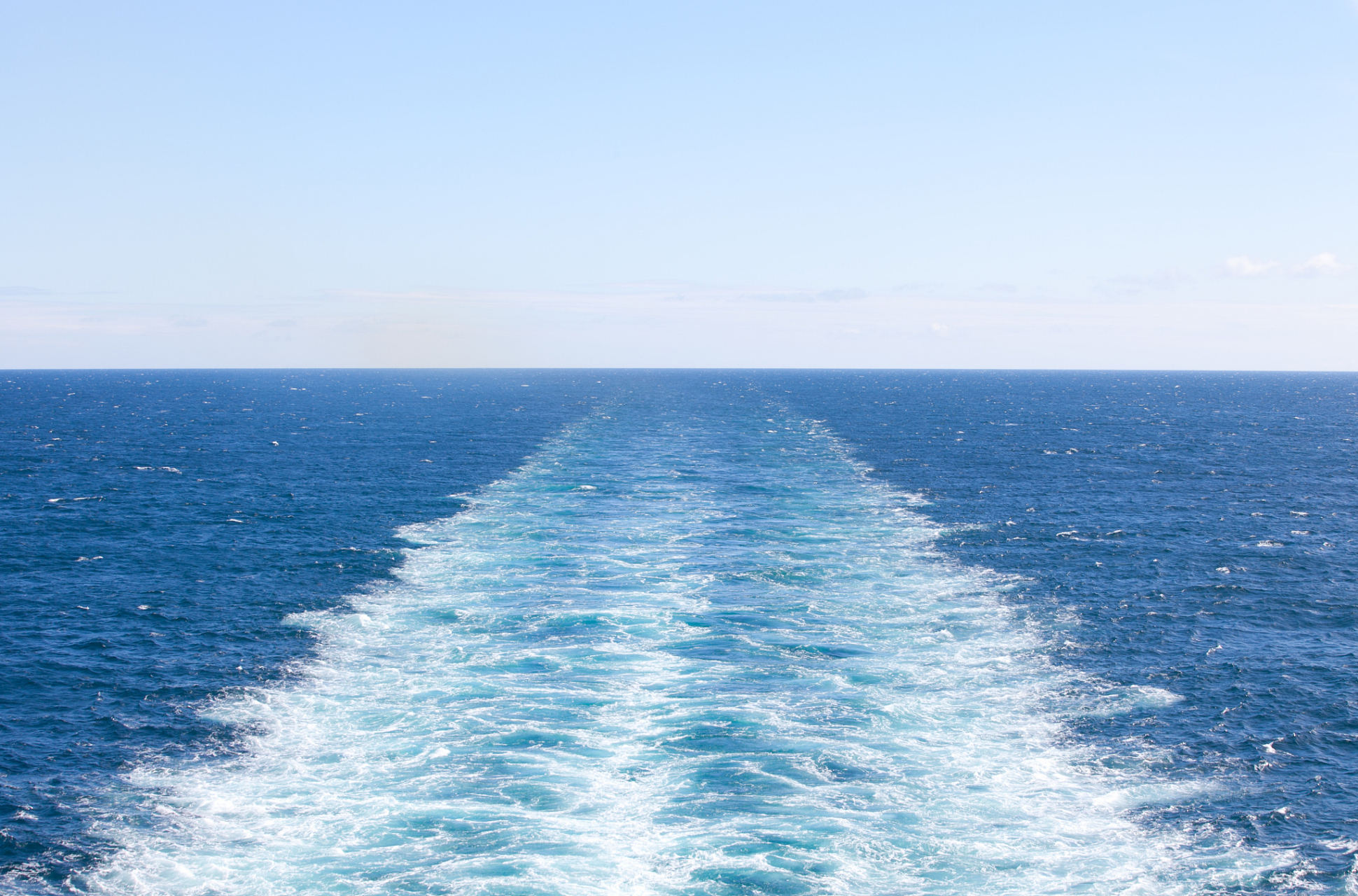 风,轻轻吹过,带着远方的思念, 浪,缓缓涌来,带着大海的深情.