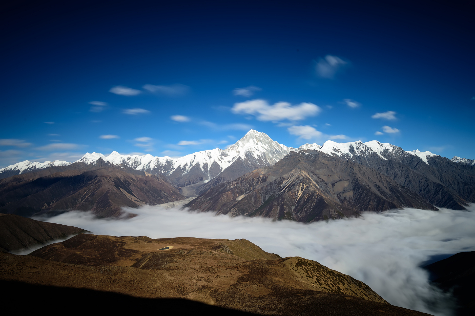 这时,山顶的积雪开始融化,形成了壮观的冰川和冰瀑布.