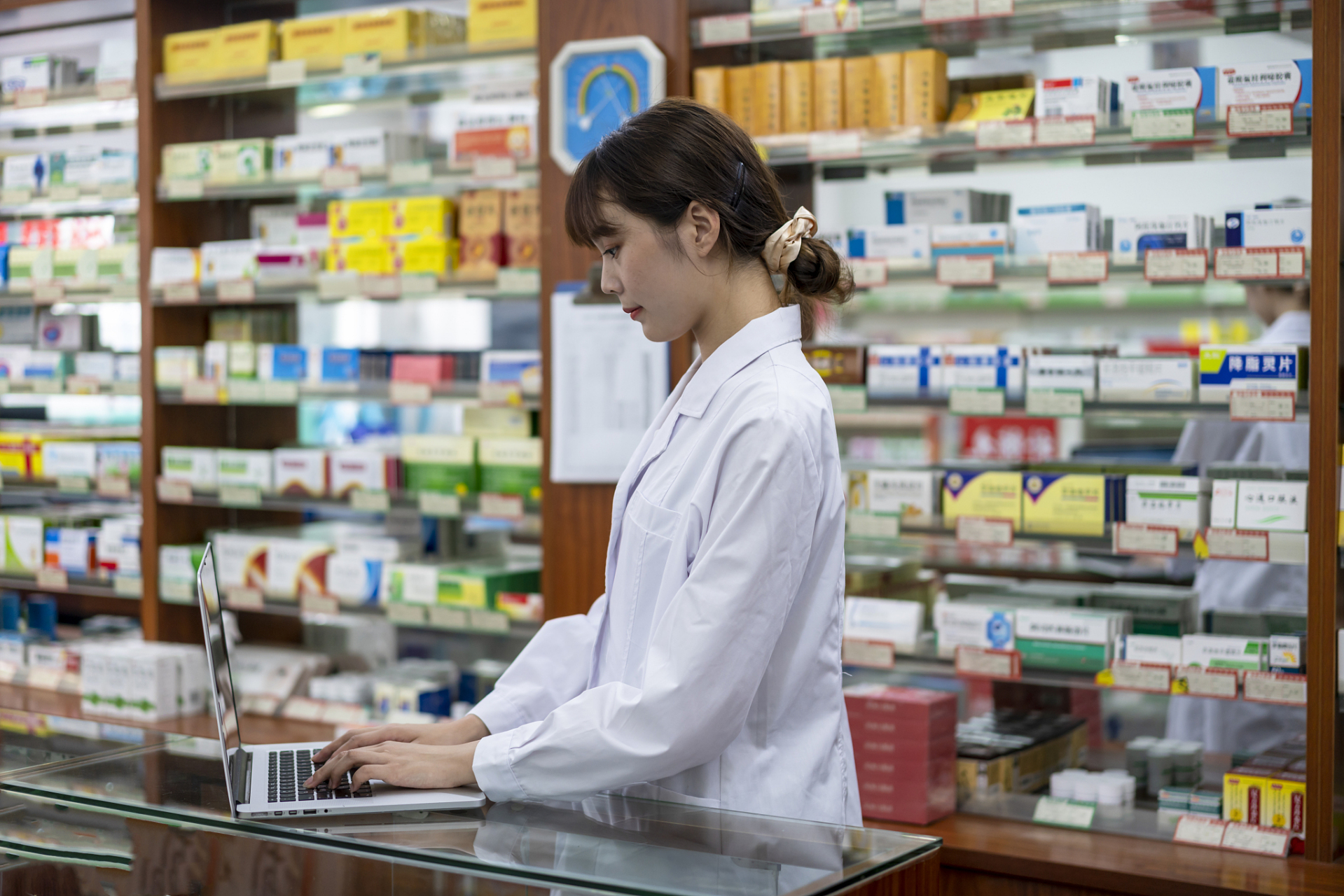 试药员是指在药物研发过程中进行药物试验的人员.