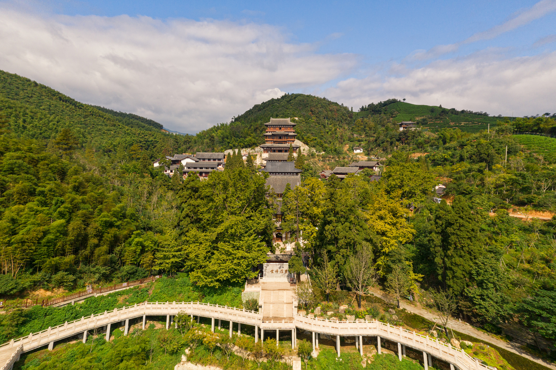 位于浙江省嵊泗本岛东部的大悲山,其山顶观景台是岛上登高揽胜的绝佳