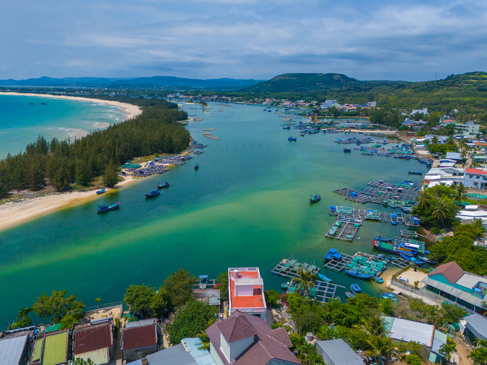 在全球旅游版图上,散落着无数璀璨如珠的海岛,它们