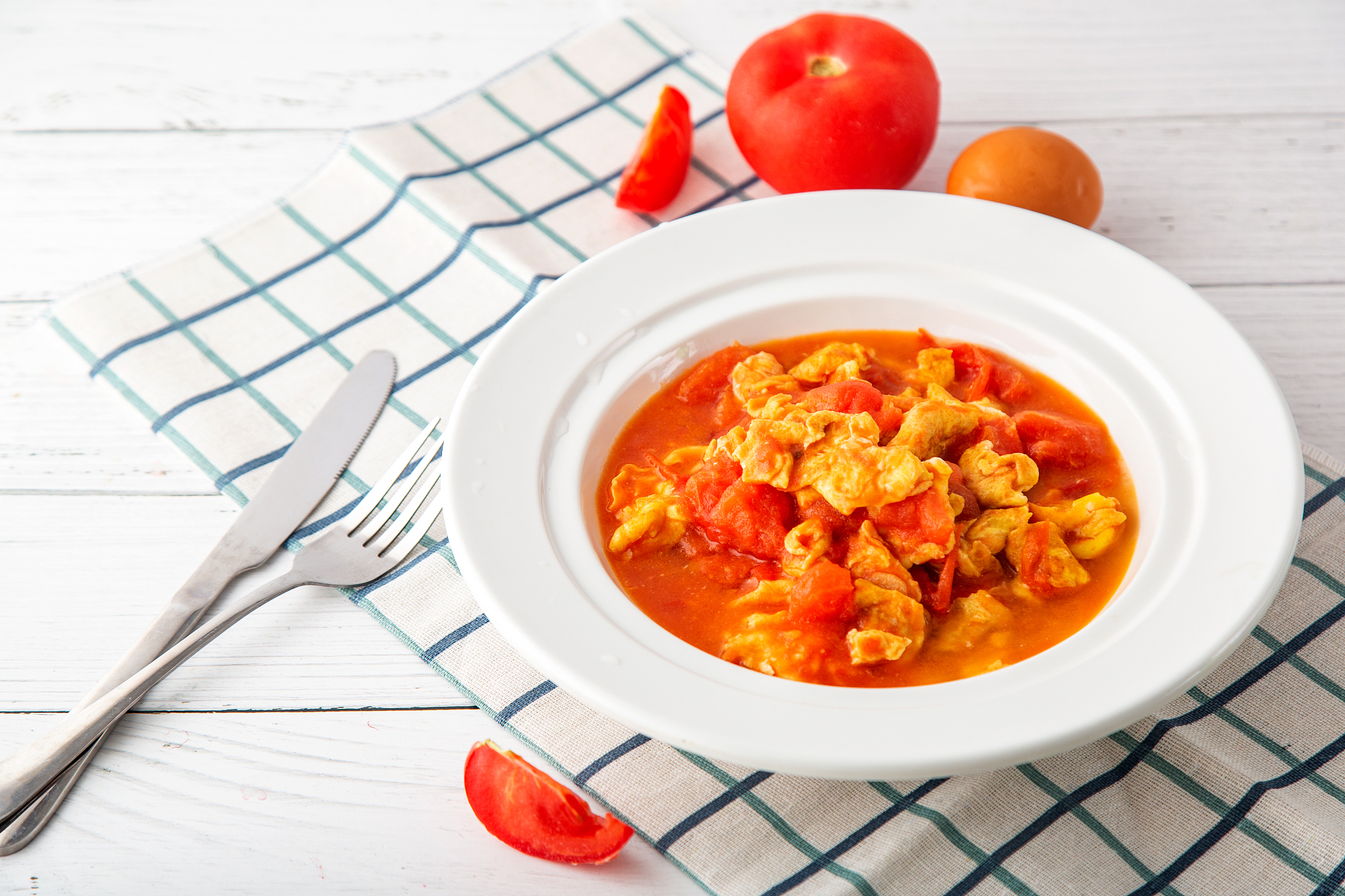 西红柿鸡蛋酱是打卤面的一种,色泽鲜红,味道鲜美