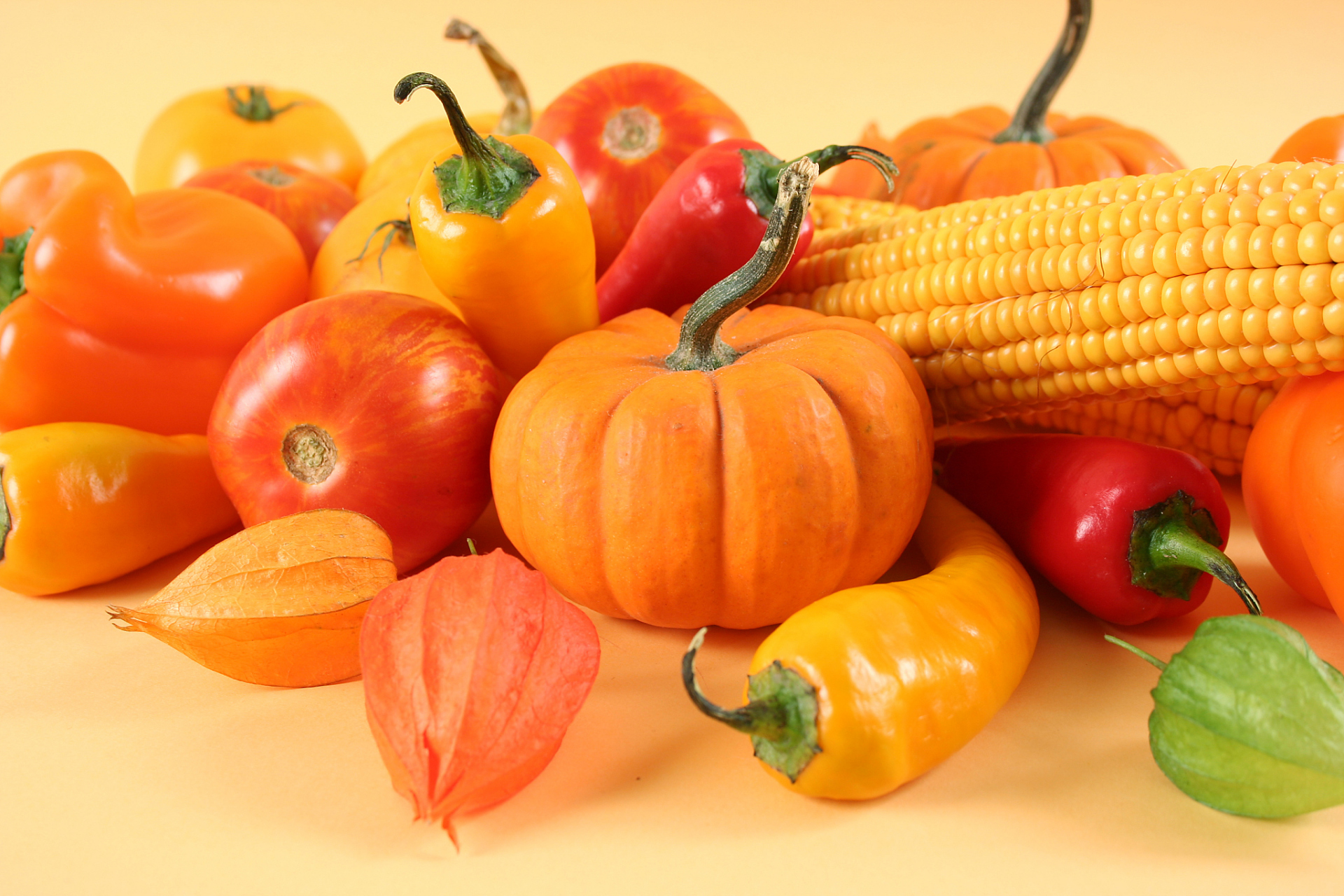 橙黄色蔬菜,紫色水果,面包,海鱼和大豆制品等食物富含维生素,抗氧化