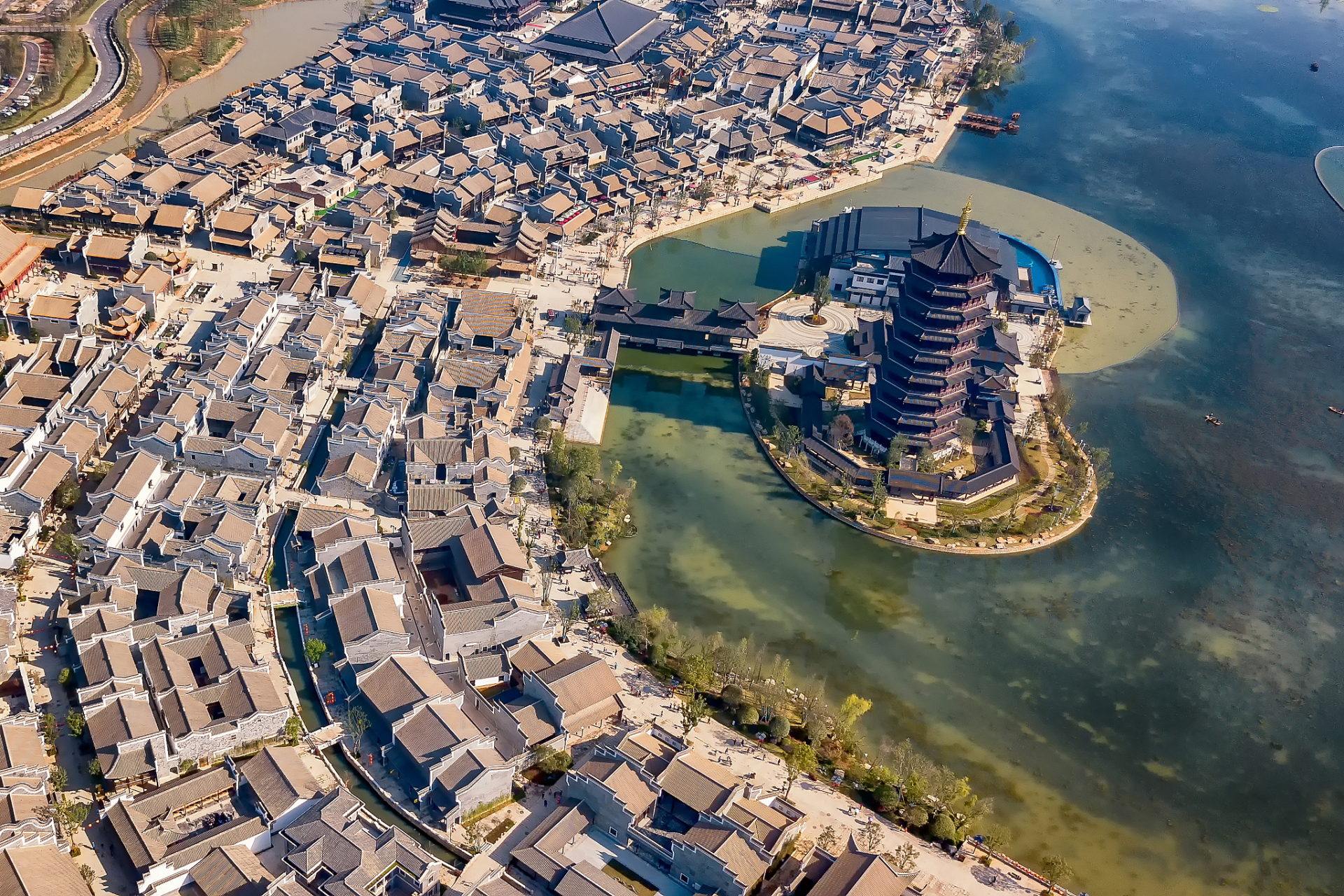 新华联铜官窑古镇,一个承载着千年历史和文化底蕴的古镇,如今已经成为