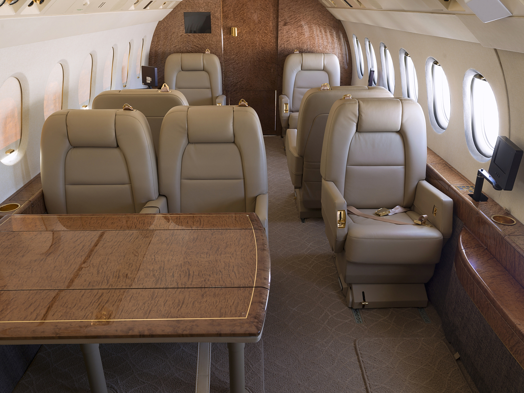 你是否曾经在登机时,发现自己的公务舱座位被机组人员