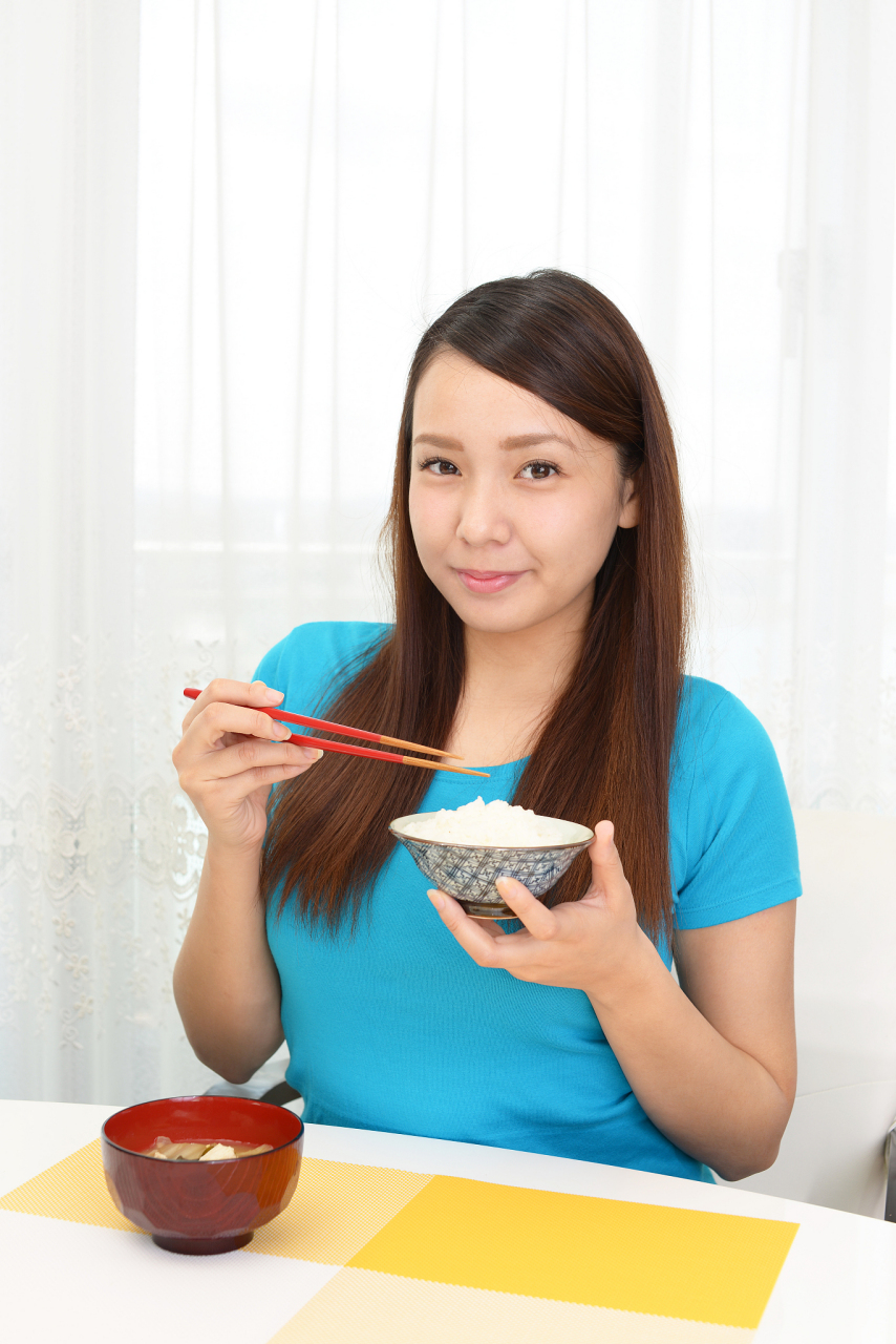 用小口咀嚼:在吃饭时,应尽量用小口咀嚼食物