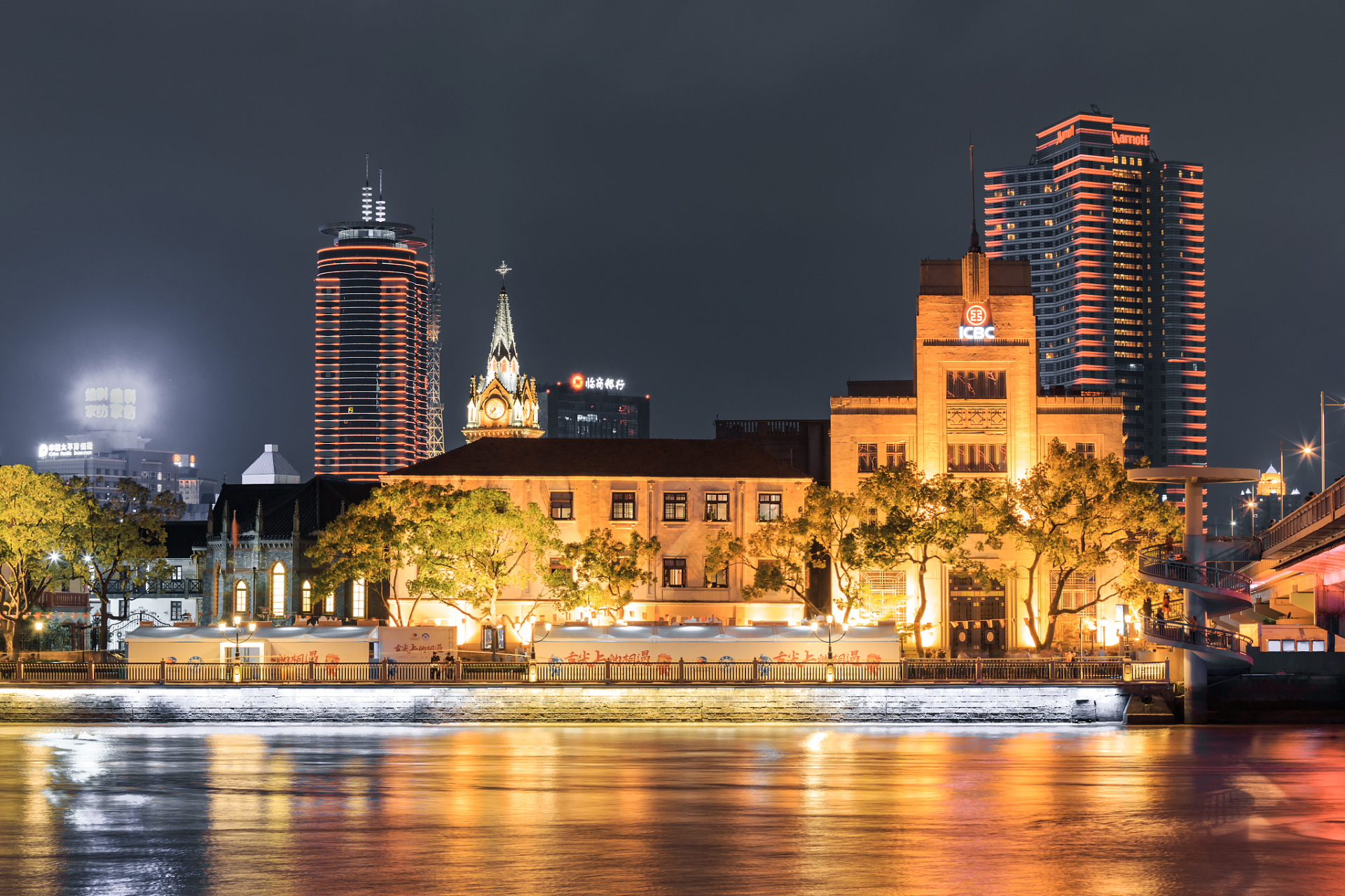 宁波老外滩,历史的回响与现代的风采  当我第一次踏上宁波老外滩,我就