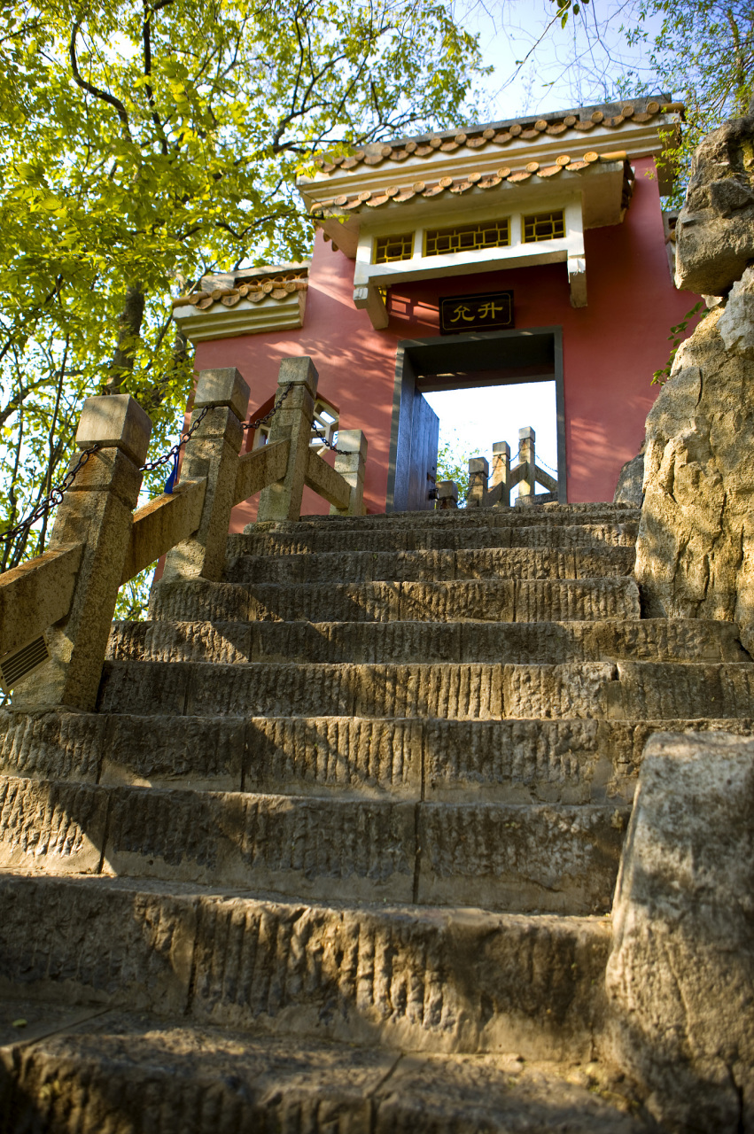 巴中南龛坡是集自然风光,人文景观和历史遗迹于一体的旅游胜地.