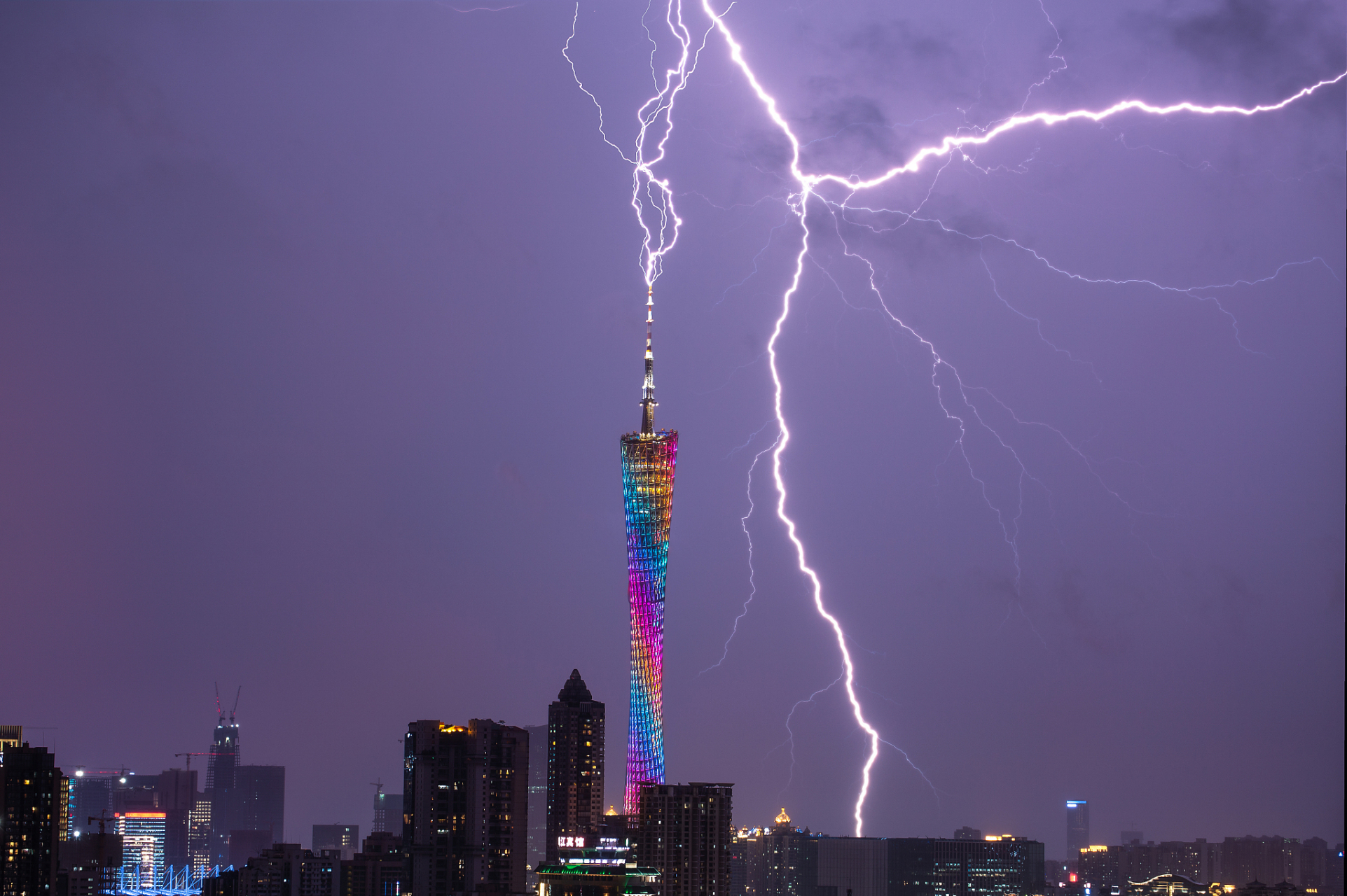 广州塔为何总被闪电"击中"!