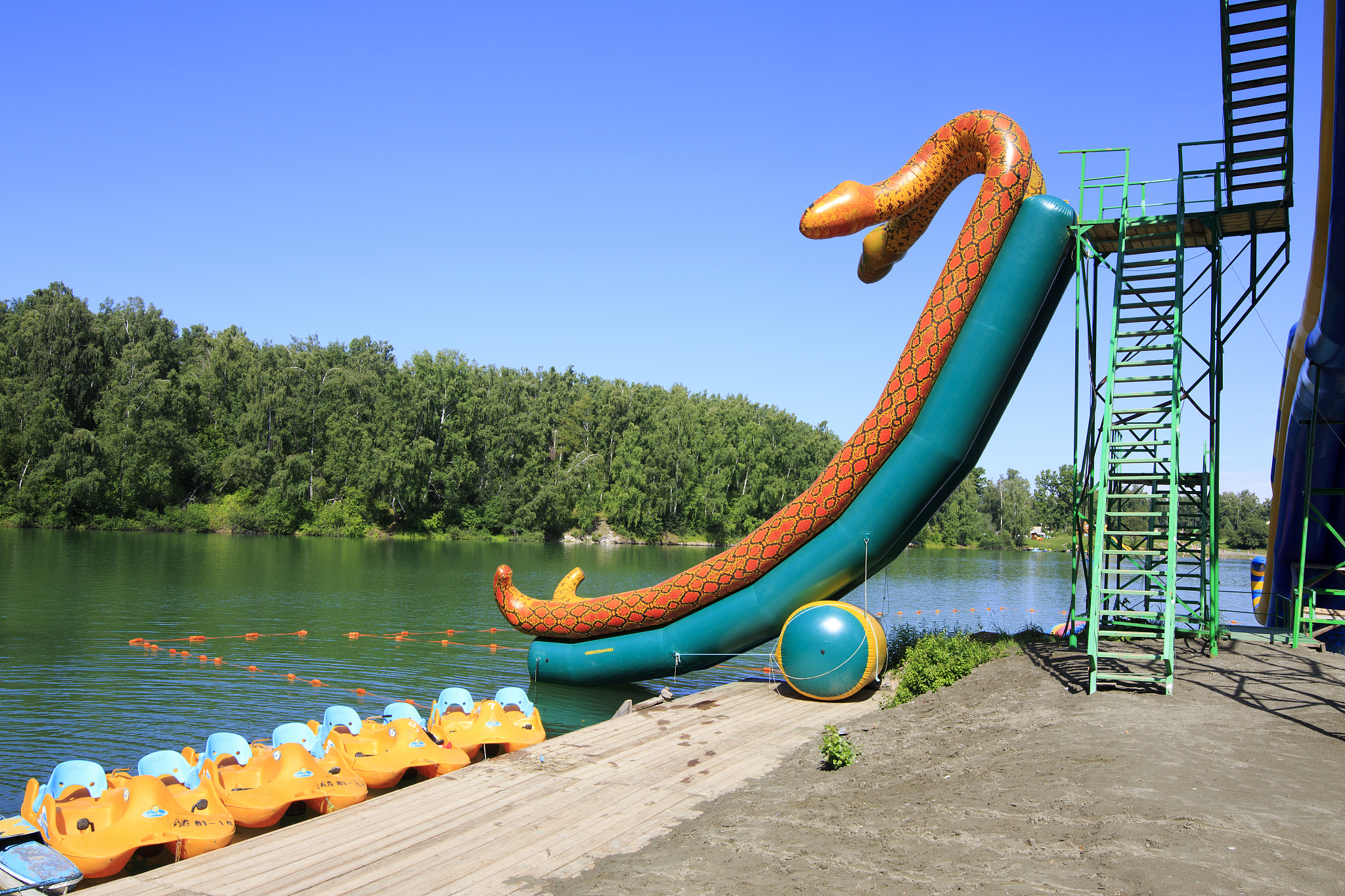 运营单位和使用者需遵守规范,确保游客安全和 滑水道双龙水滑道水上