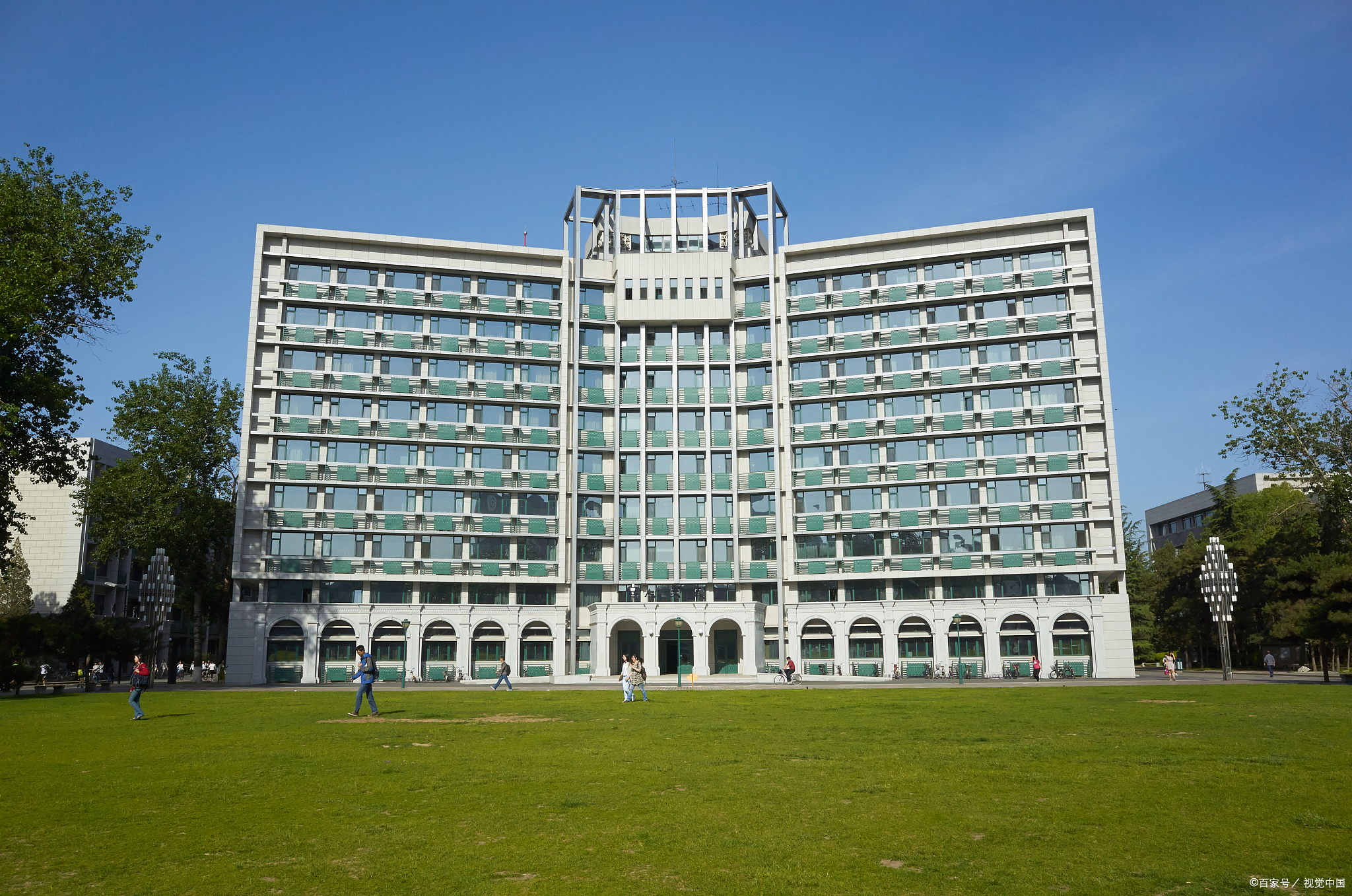 这所大学与北京师范大学同根同源,性价比很高,就业也比较好毕业生的