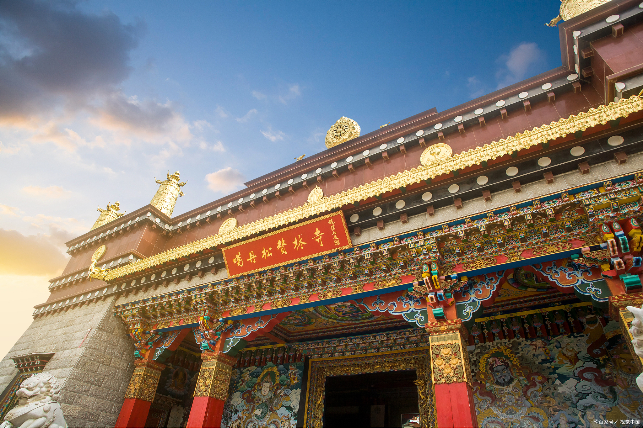 那片被云雾缭绕的神秘土地,以及那座被誉为"小布达拉宫"的松赞林寺