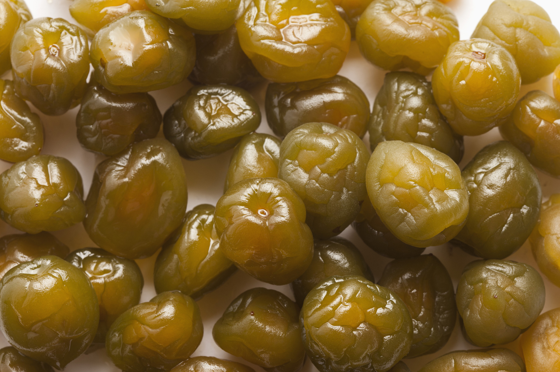 白糖腌青梅是一道以青梅为主料,用白糖腌制而成的传统果脯,口感甜润