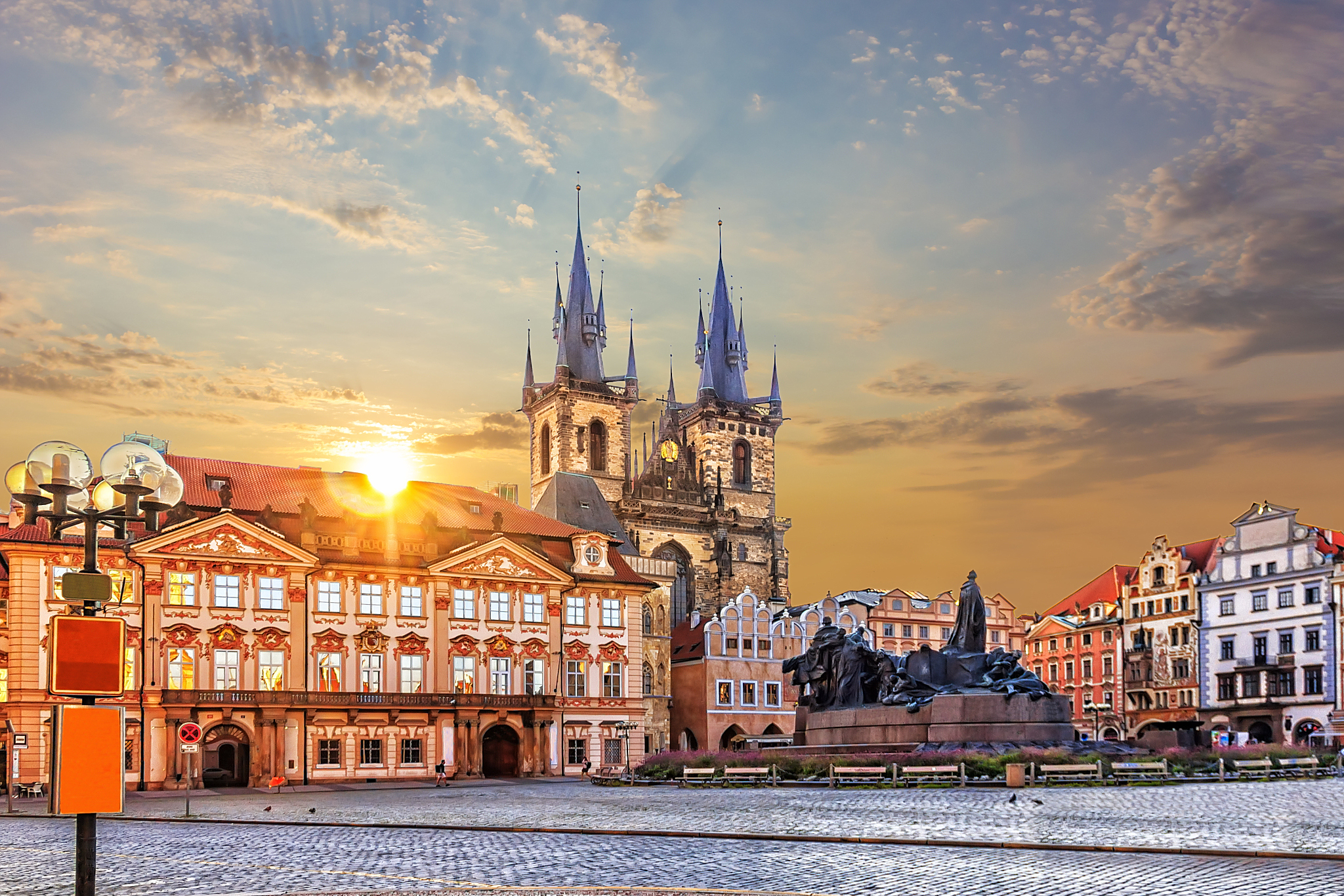 布拉格是捷克共和国的首都和最大城市,拥有悠久的历史和丰富的文化