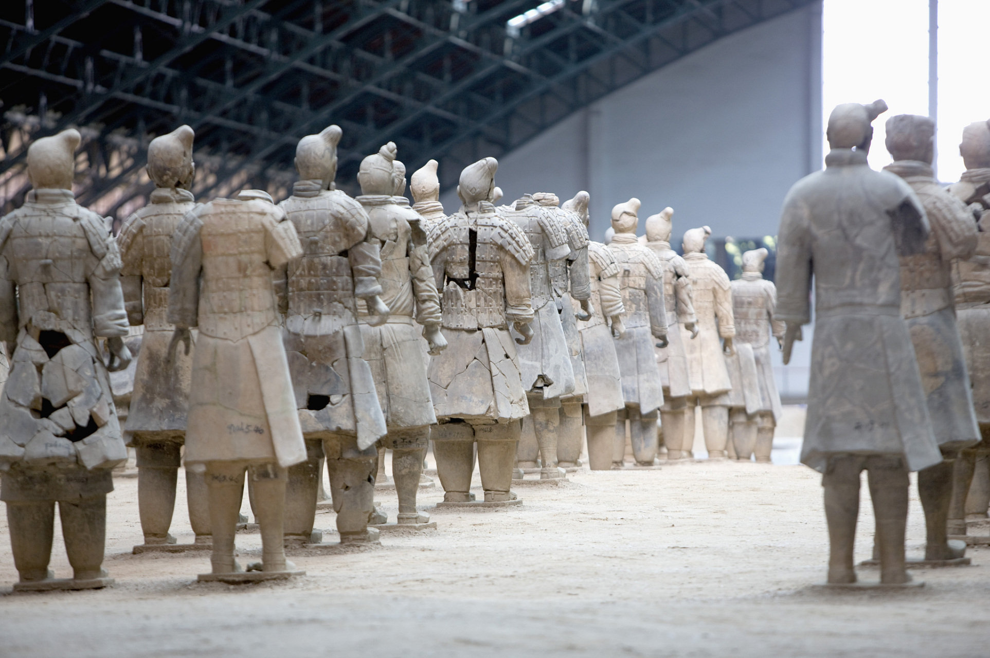 兵马俑是世界文化遗产,以秦朝雄壮军威展示,引起猜测和疑问.