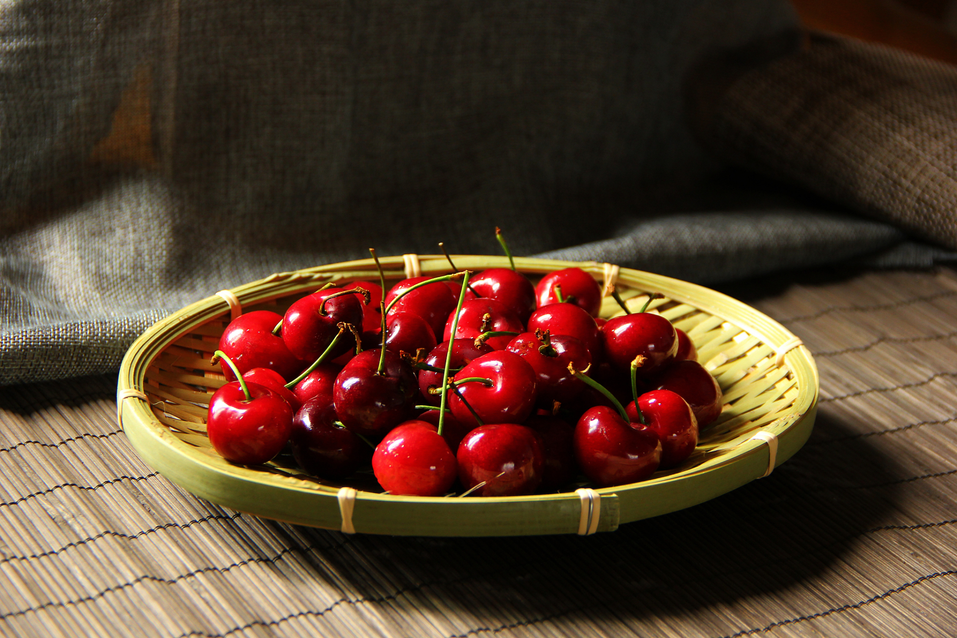 车厘子(英文:cherries)是一种美味的水果,是上市最早的一种乔木果实