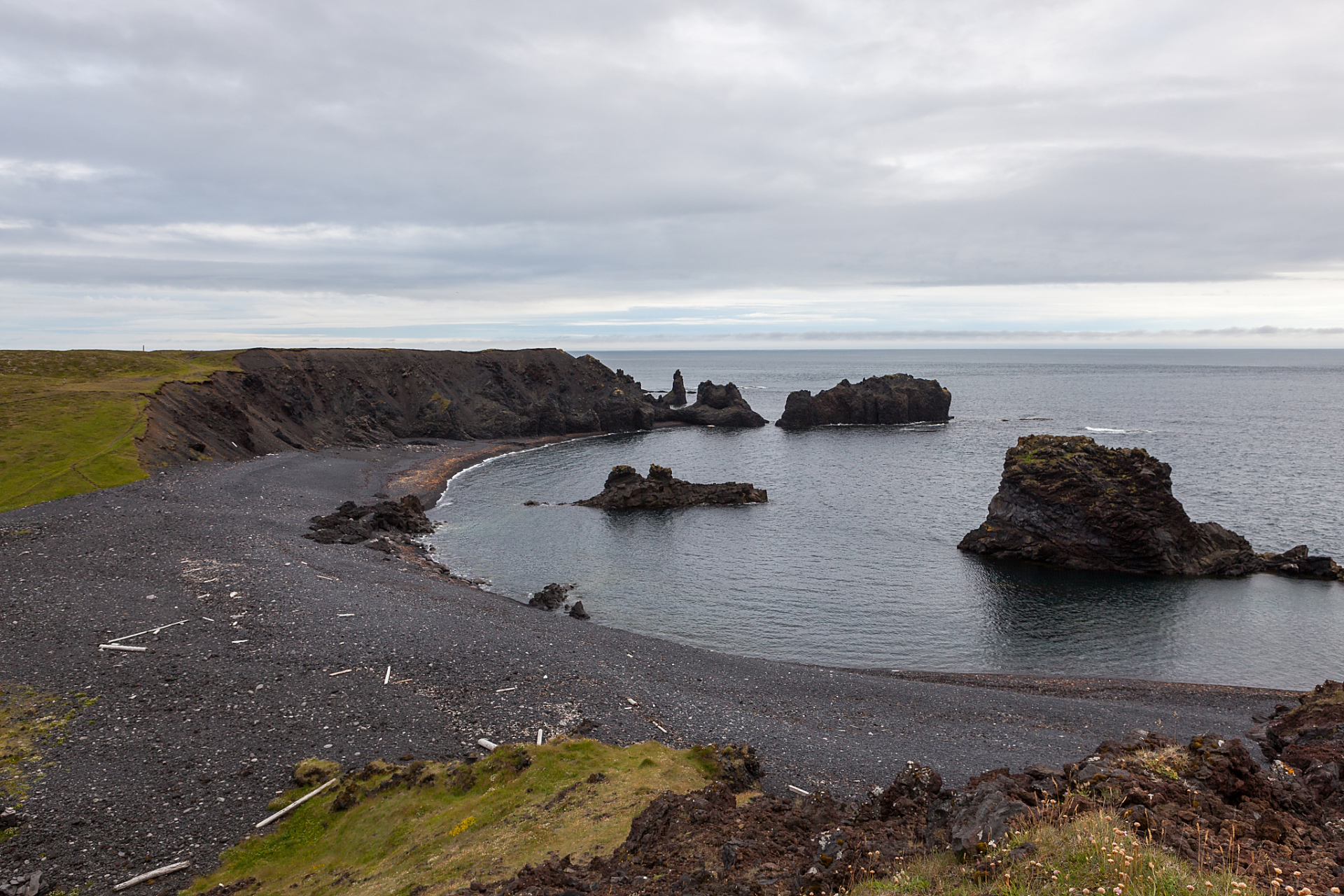 维克黑沙滩(reynisfjara )位于冰岛维克小镇附近,冰岛有许多活火山,黑