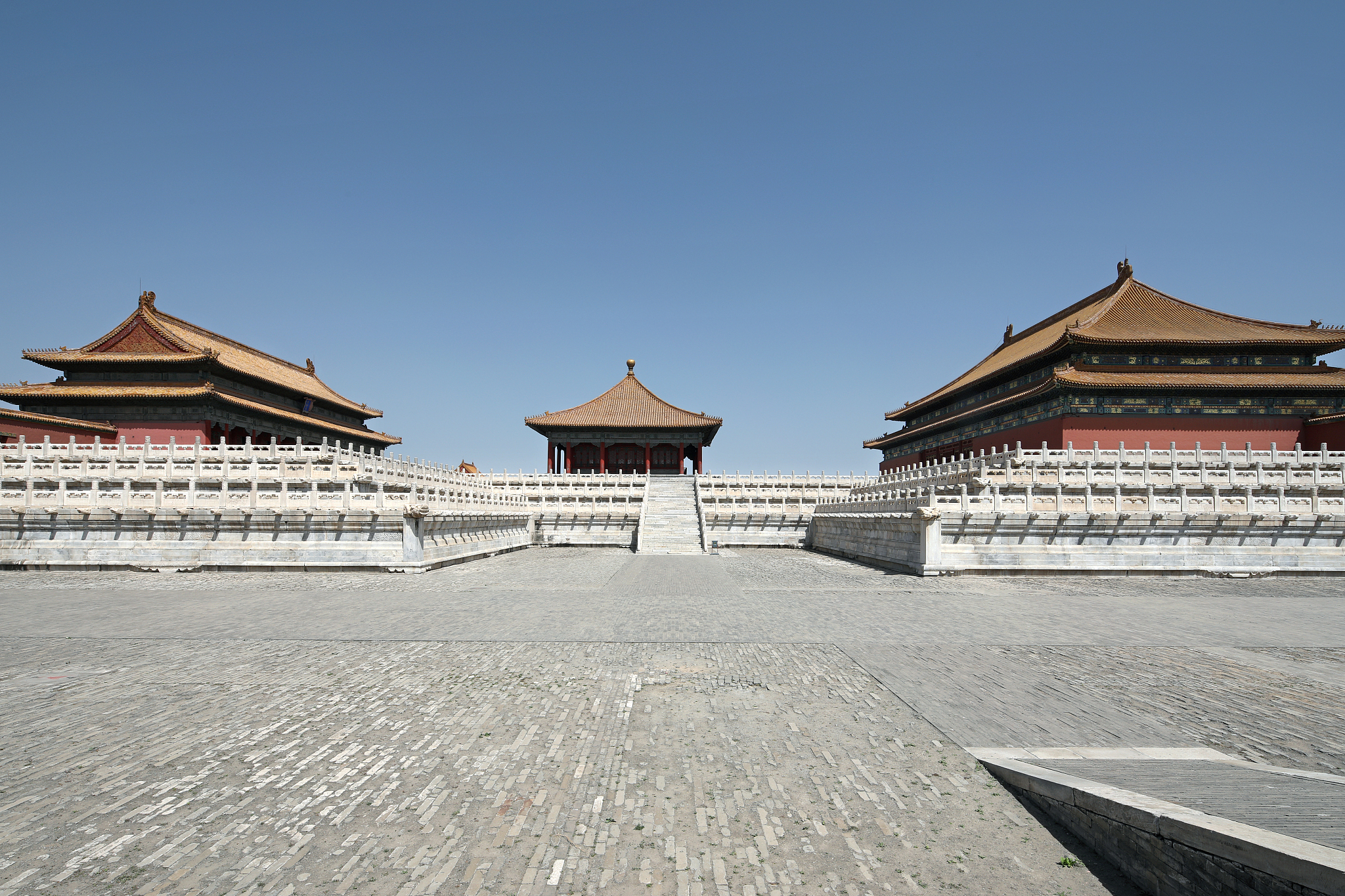 故宫是明清皇家宫殿,展现皇家建筑风貌和历史价值,曾是24位皇帝生活和