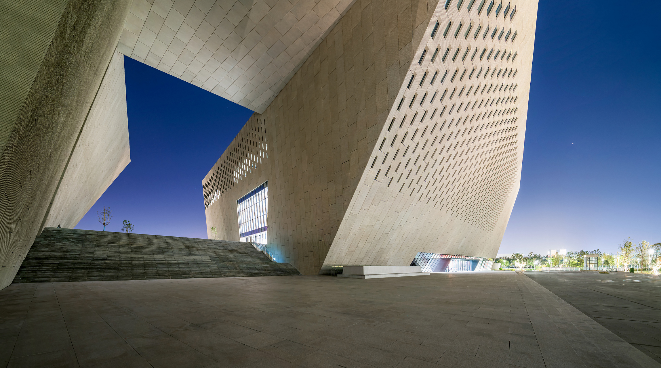 郑州美术馆,这座矗立于郑州市中心的艺术殿堂,以其独特的建筑风负和