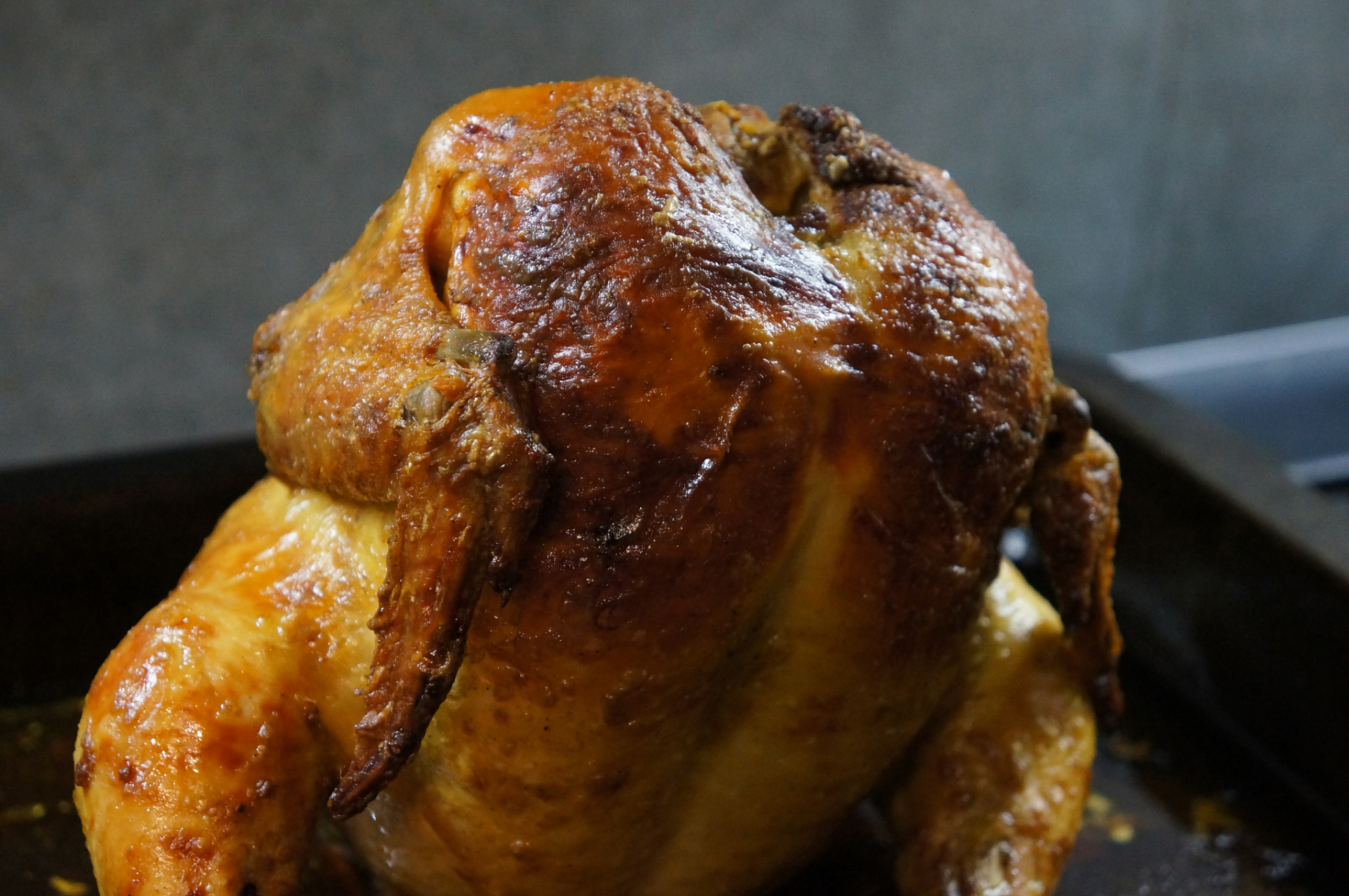 煨制后的叫花鸡色泽鲜亮,香气扑鼻,肉质酥脆嫩滑,风味独特.