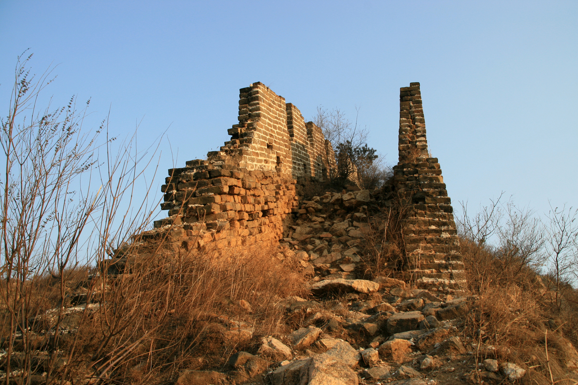 今天,我来给大家介绍一下方城县楚长城遗址.