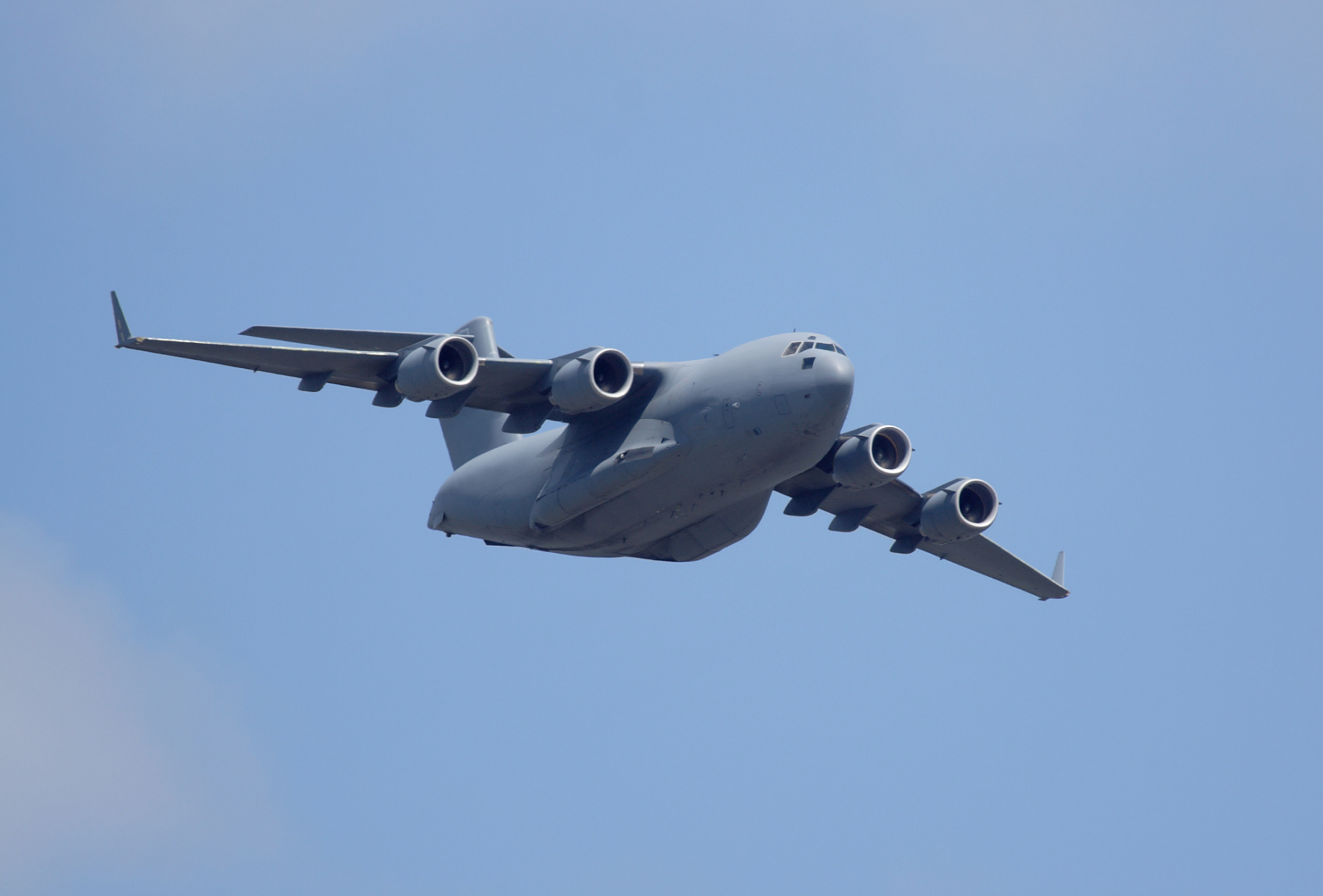 当地时间11月13日,美国空军五架c-17运输机将美国特勤局和数辆美国