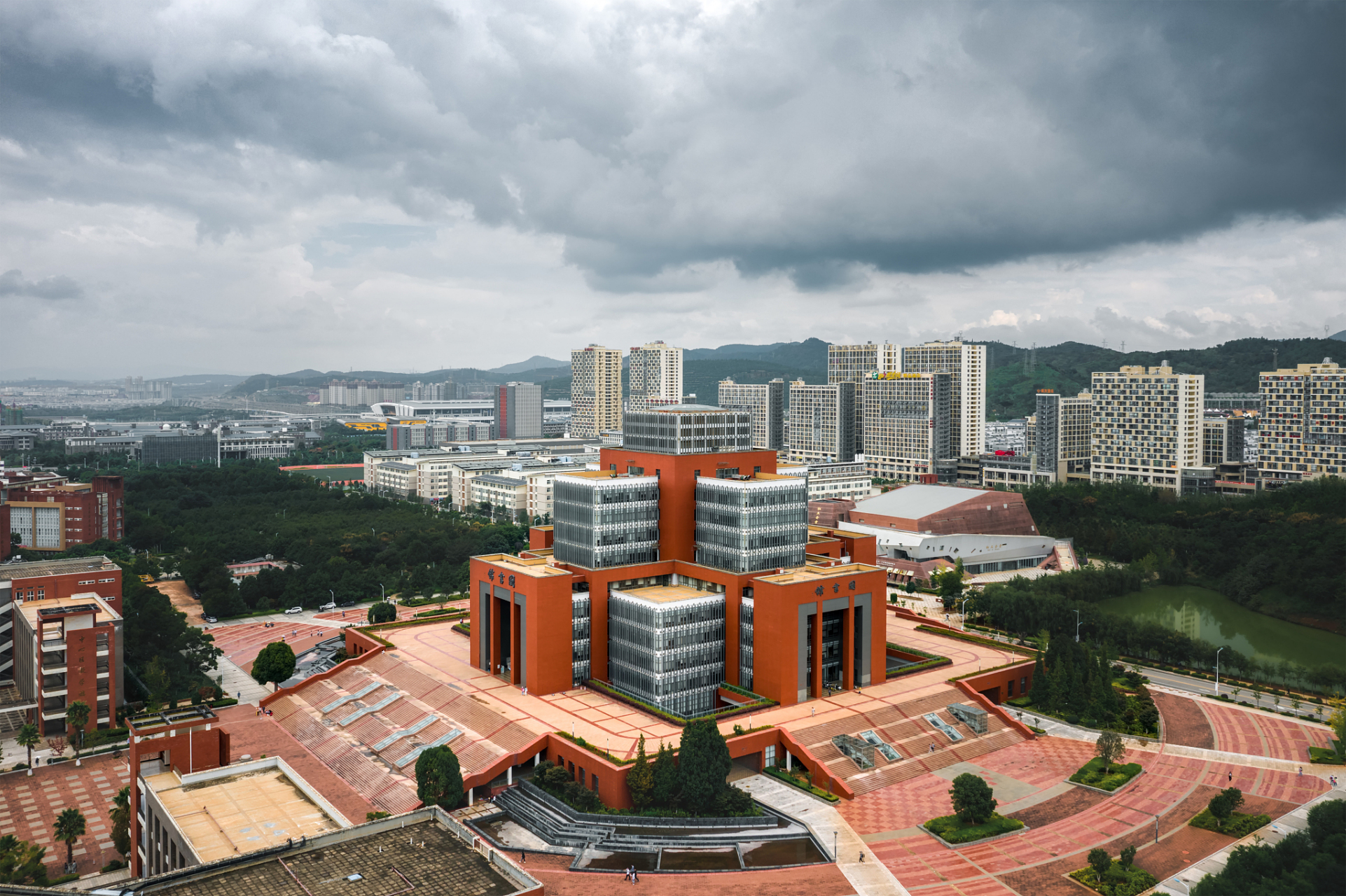 昆明理工大学隶属于云南省,是冶金行业的龙头院校,该校前身之一