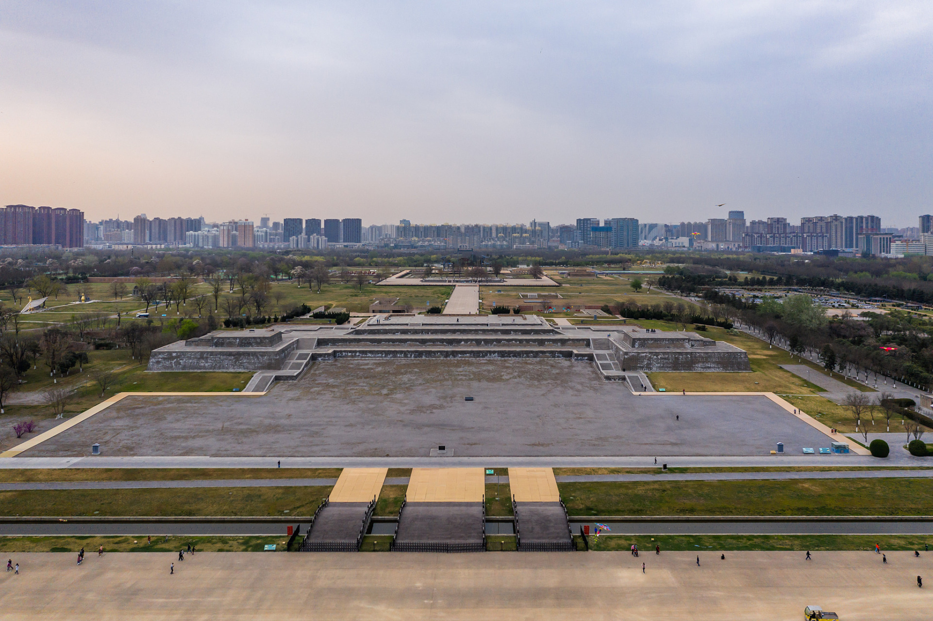 中秋国庆来郑州商城遗址公园,感受历史文化与现代风貌的完美融合!