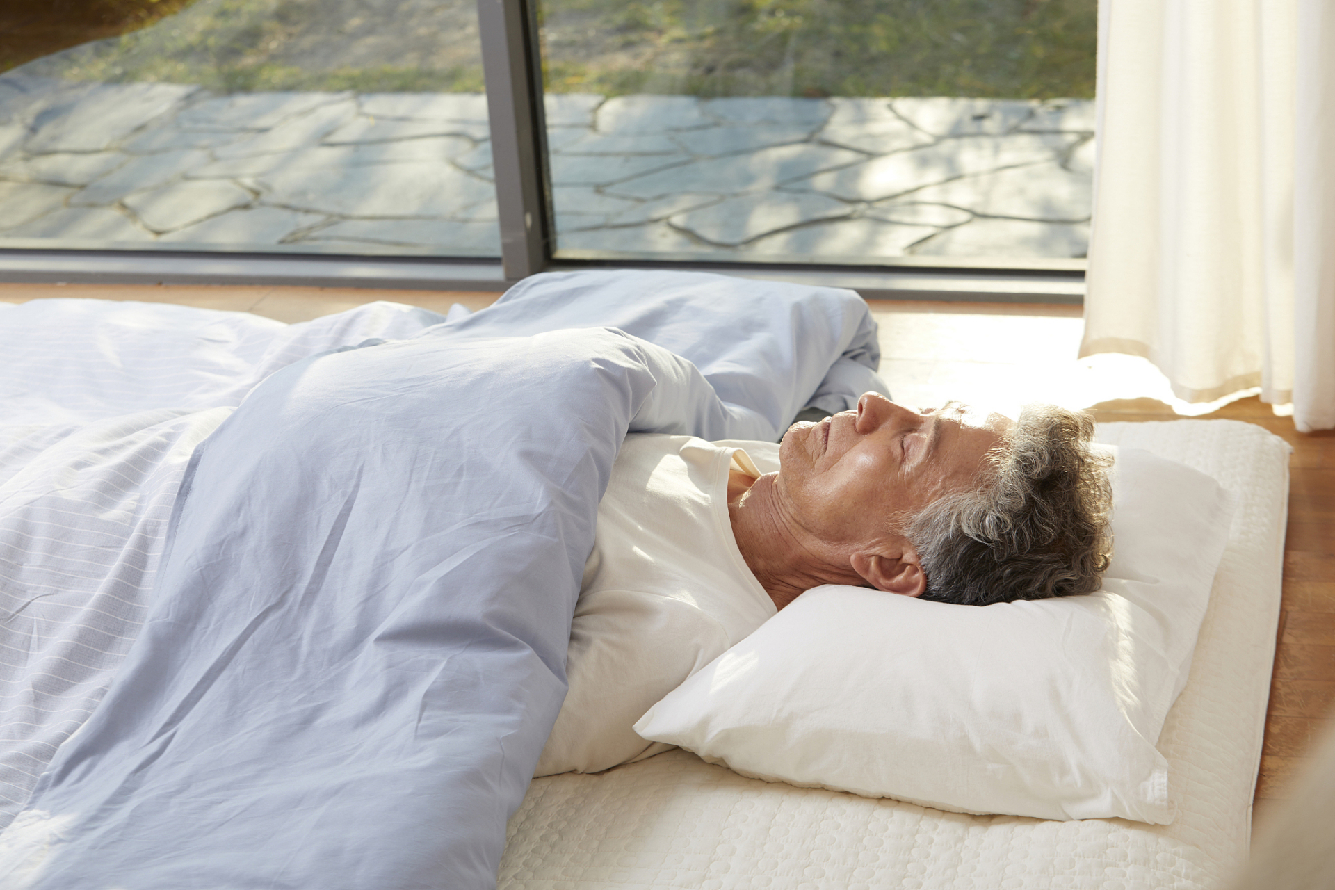 避免平躺睡觉:有些冠心病患者在平躺时可能会感到呼吸困难或胸闷,这是