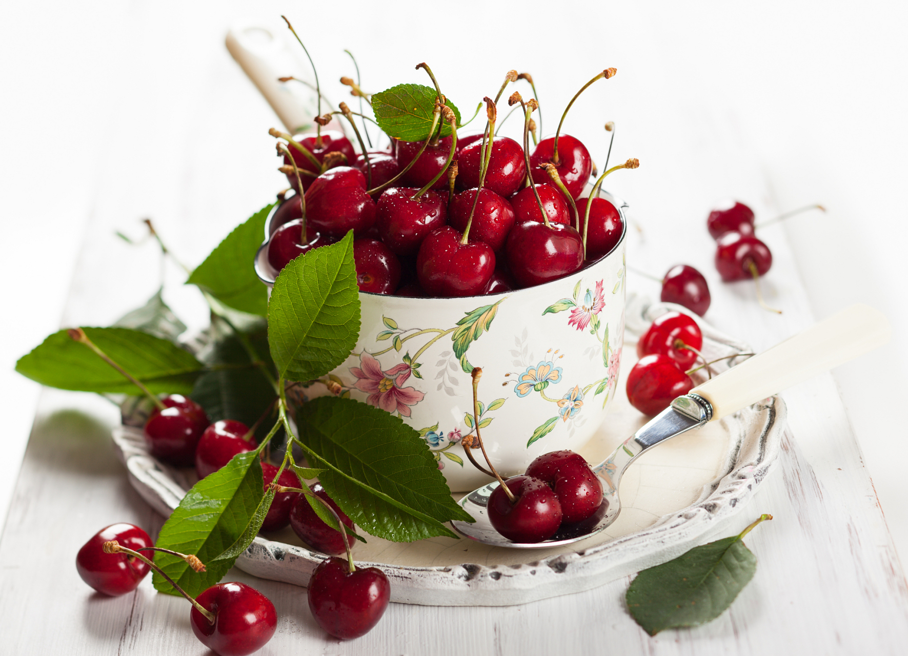 水果含有多种抗氧化物质和维生素成分,有助于减轻色素斑点,提升肌肤