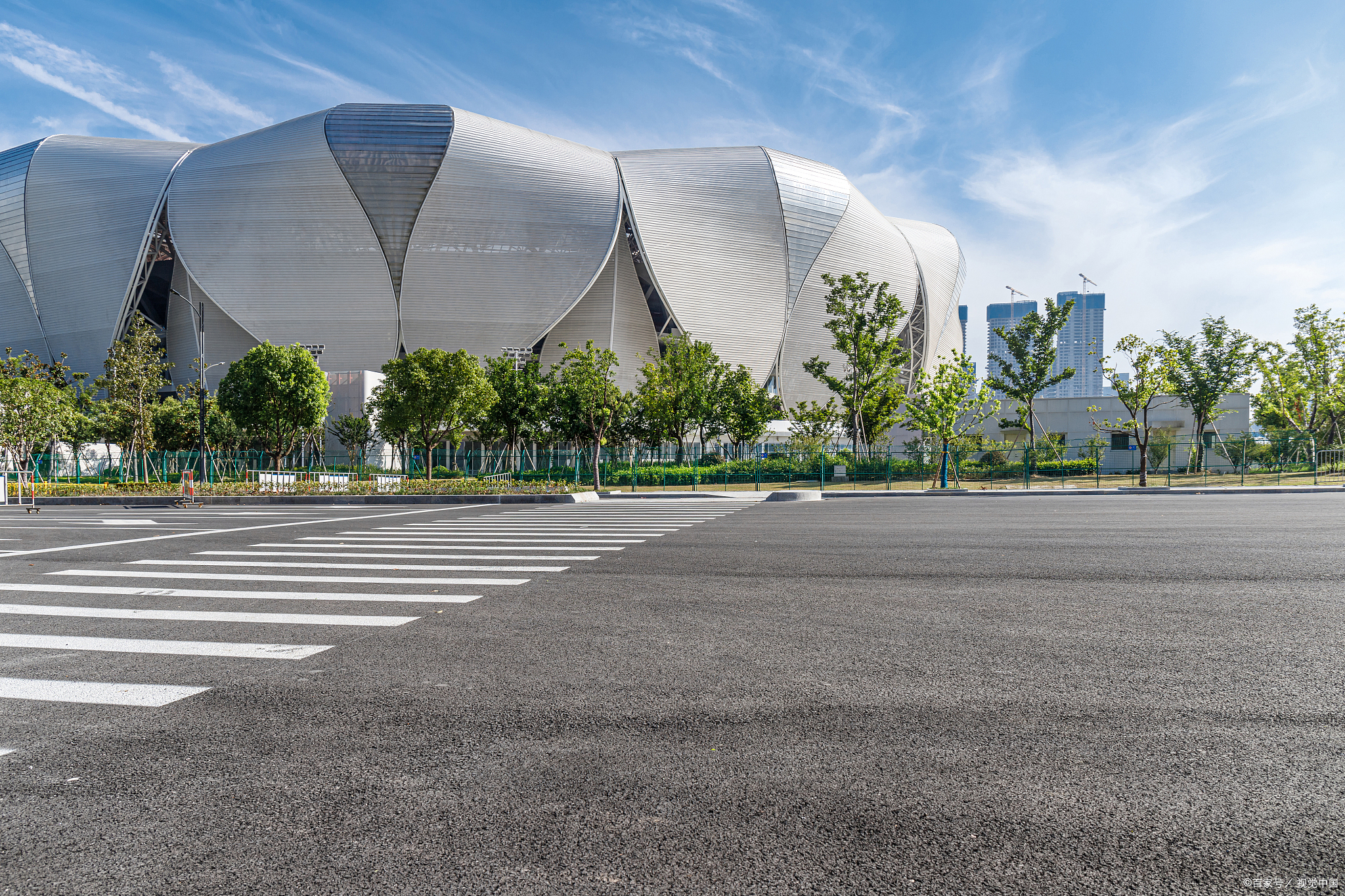 杭州莲花体育馆能容纳8万人,它是杭州奥体中心的重要组成部分