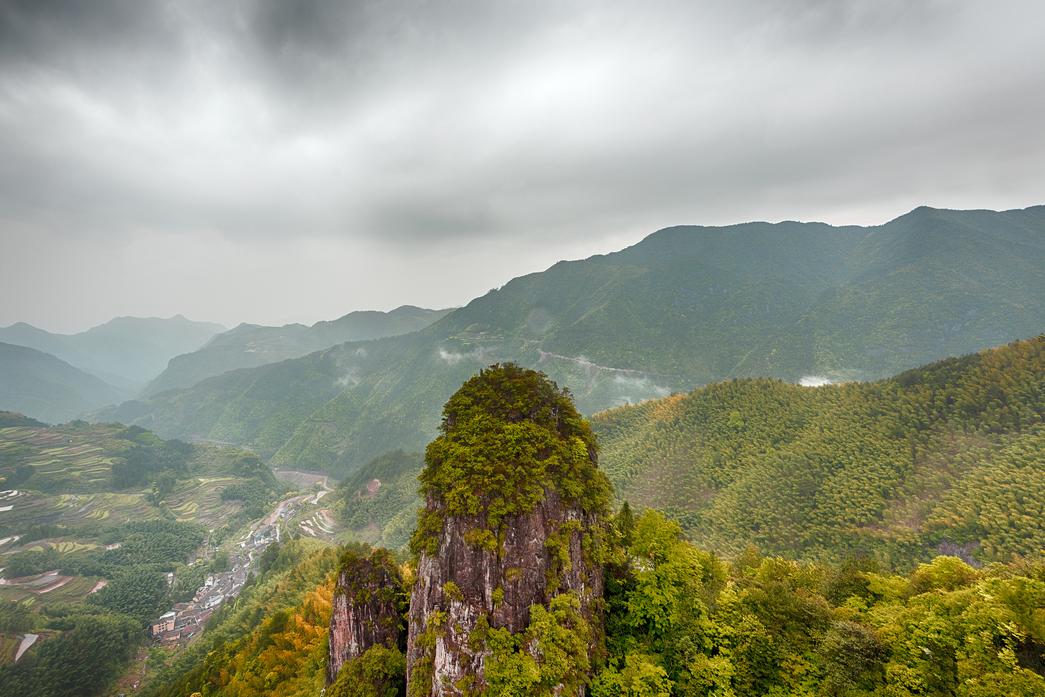 阳山旅游必去的十大景点包括阳春古城,丹霞山,大王峰,阳江大峡谷,水东