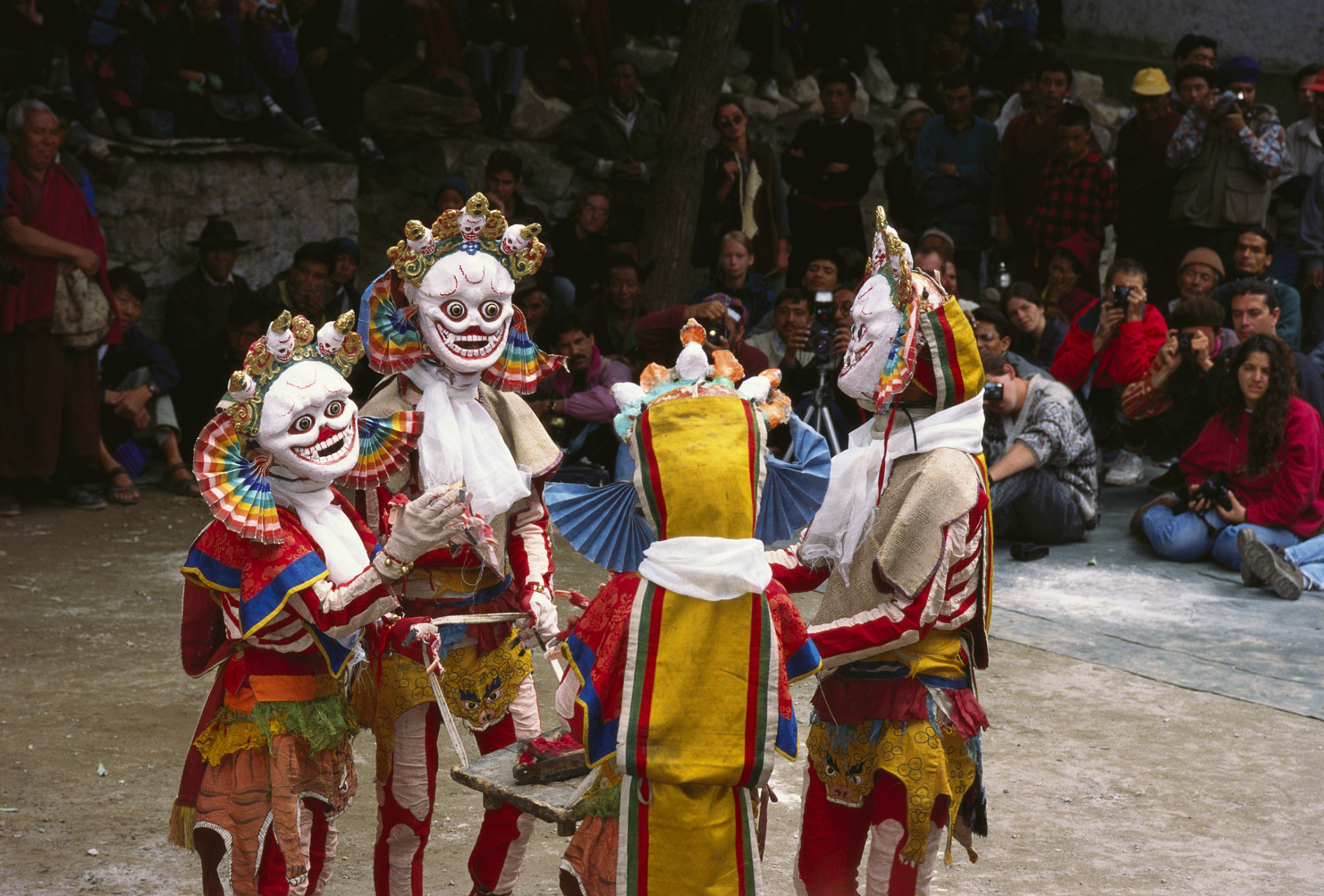 理塘藏戏是一种源于西藏蓝面具剧种中的"觉木隆"派的藏戏,于1940年