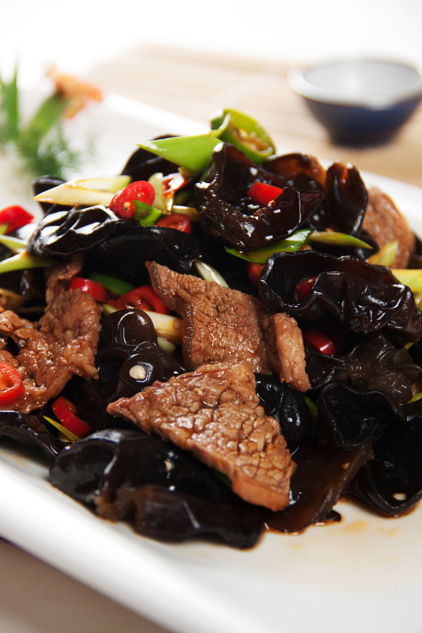 教大家做一道超下饭的家常菜——【木耳肉片】,这道菜不仅色香味俱全
