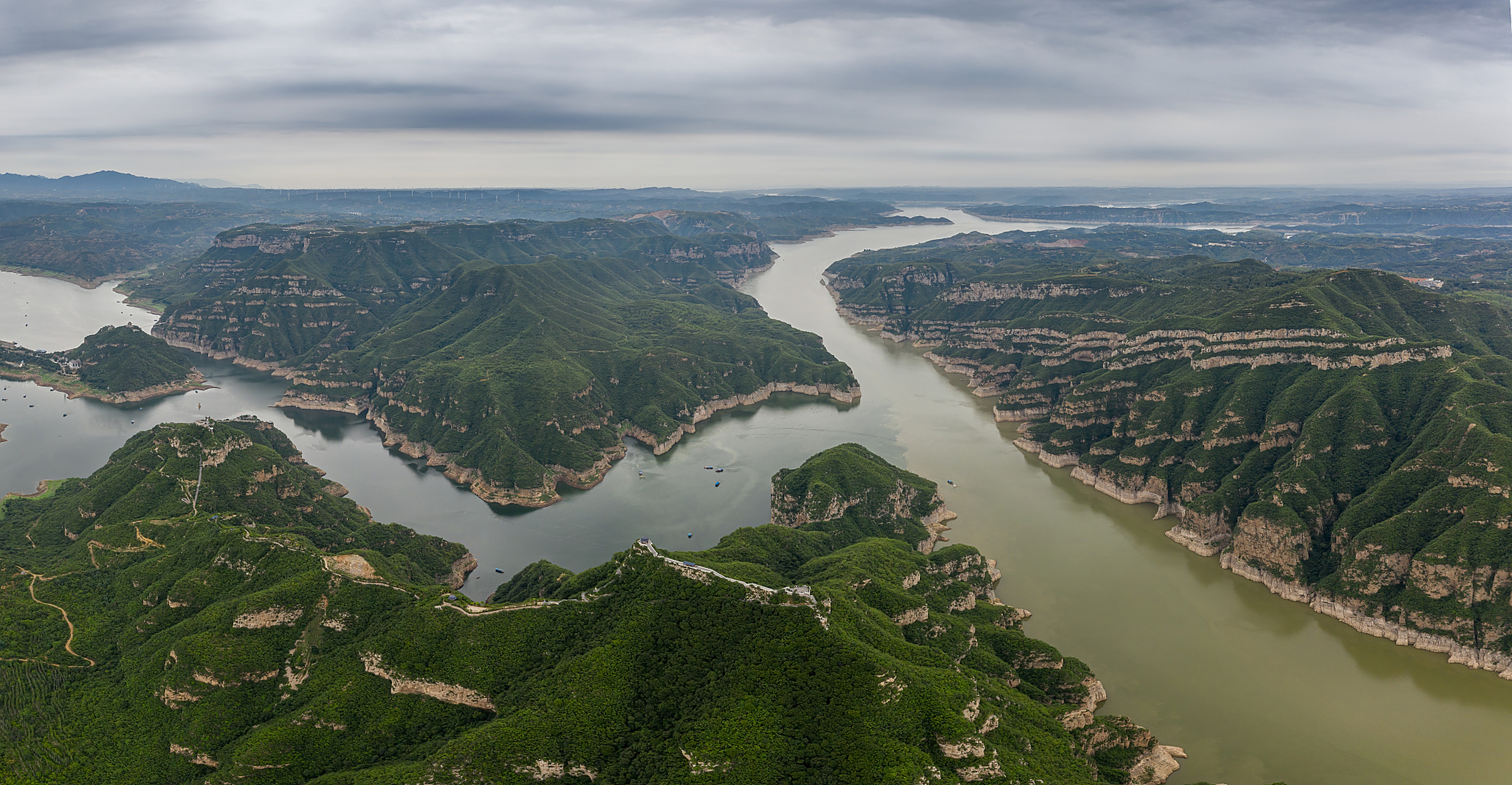 长江是中国最长的河流,是中国重要的经济带和生态系统.