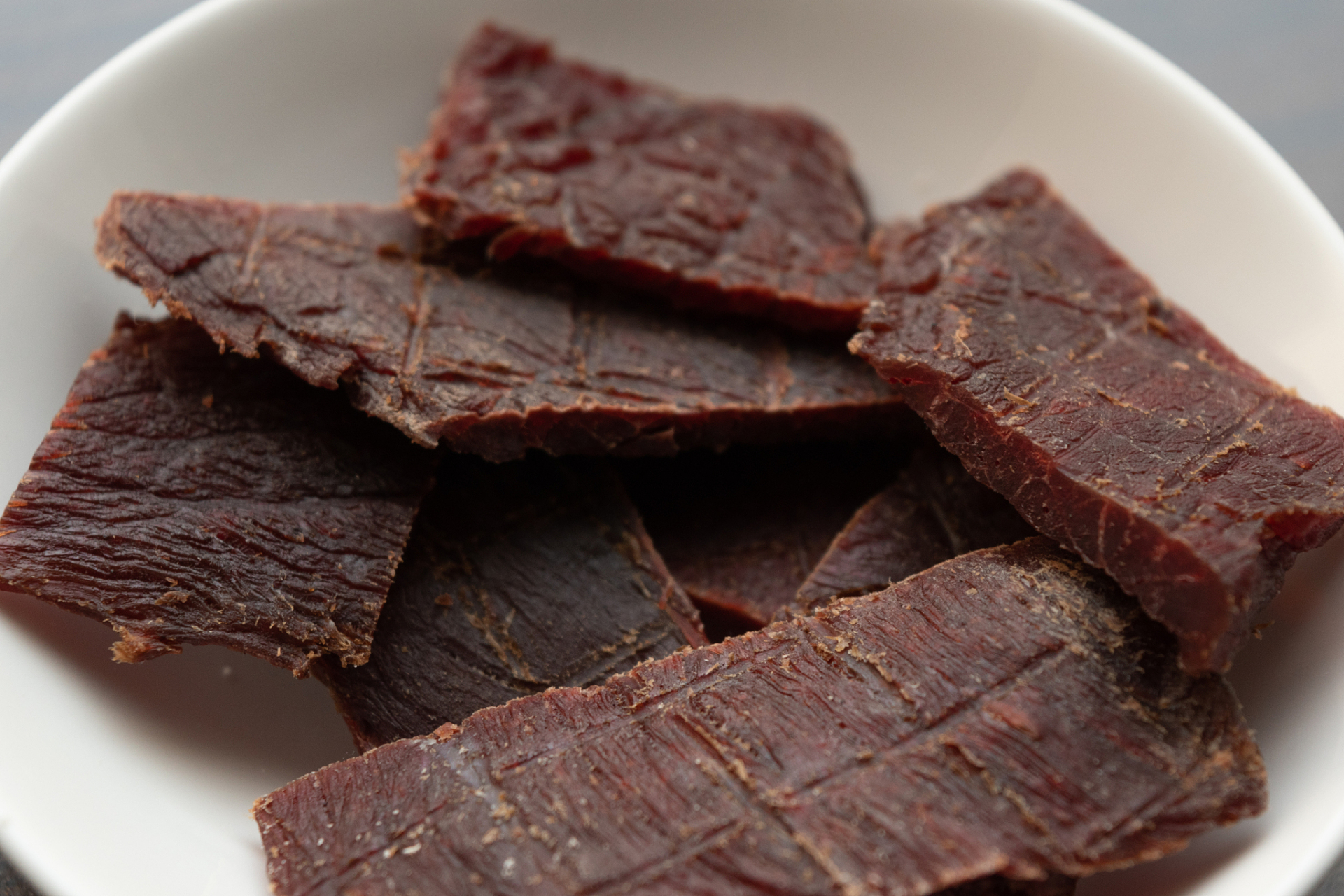 家常牛肉干是咸香酥脆的肉类干制品,通过选择优质牛肉,切片,腌制,晾干