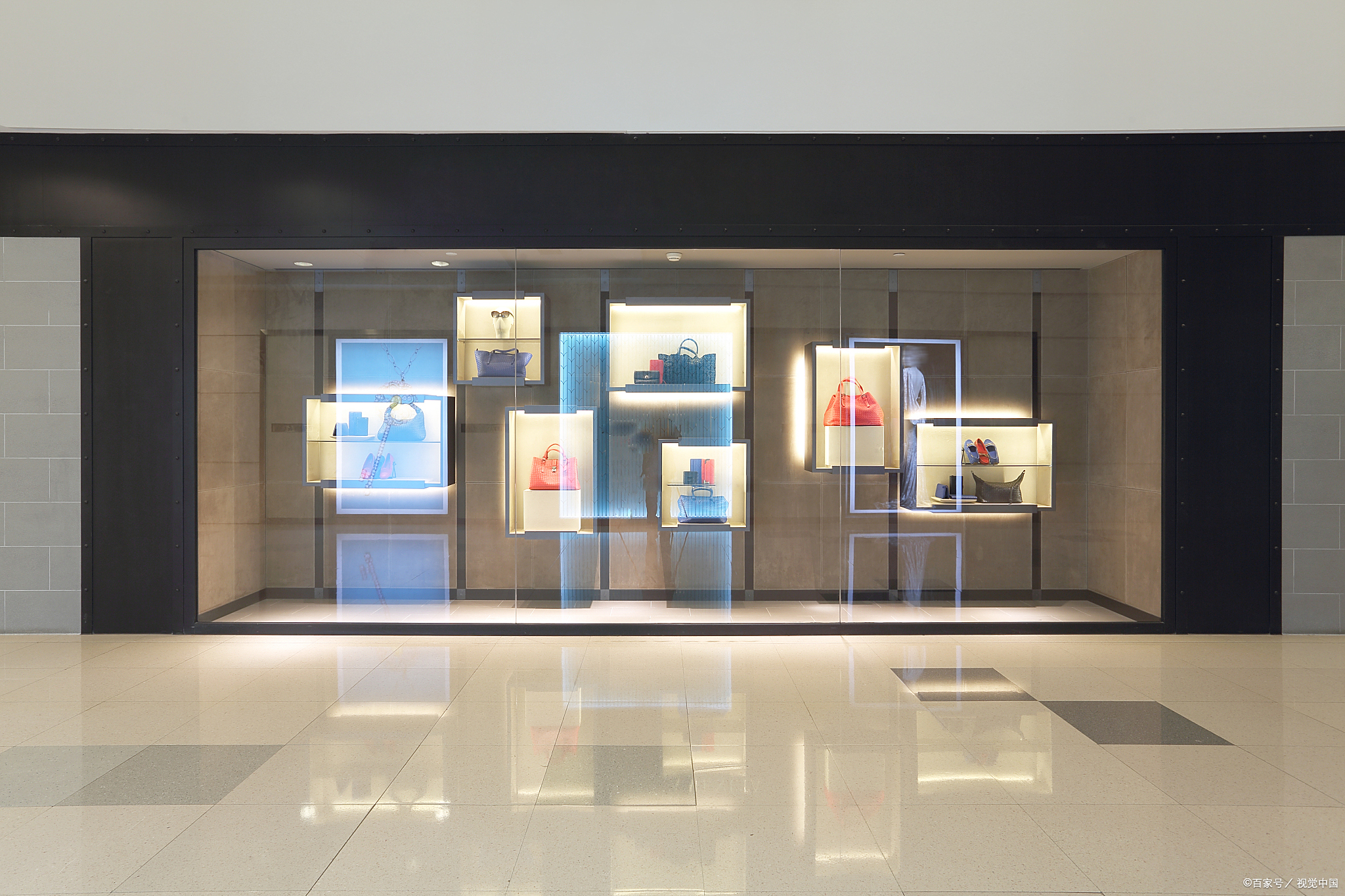 合肥服装店铺如何做橱窗陈列吸引人