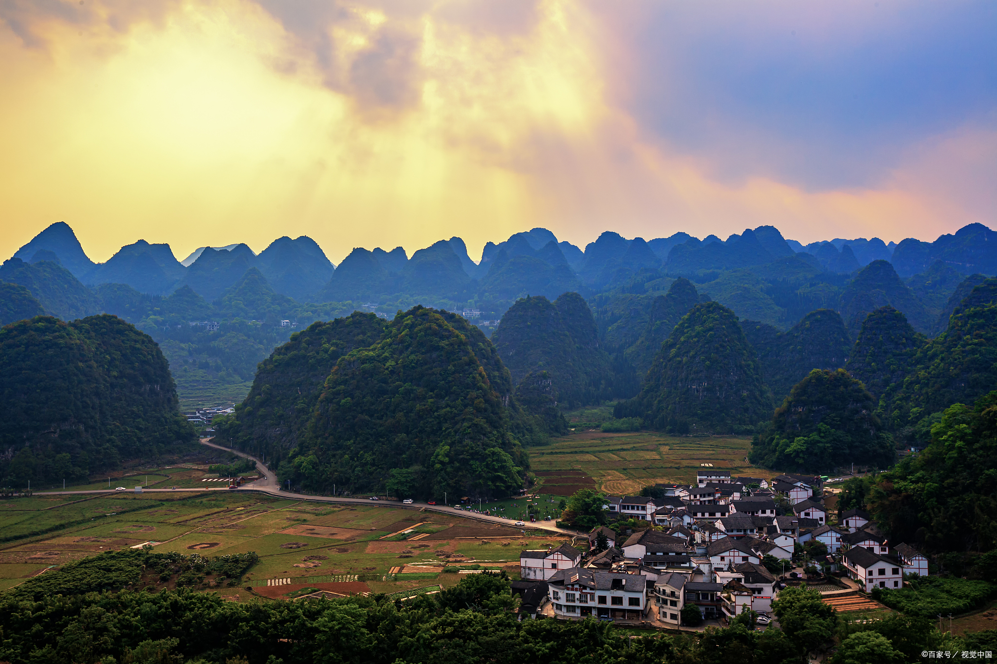 喀斯特地貌峰丛和峰林图片