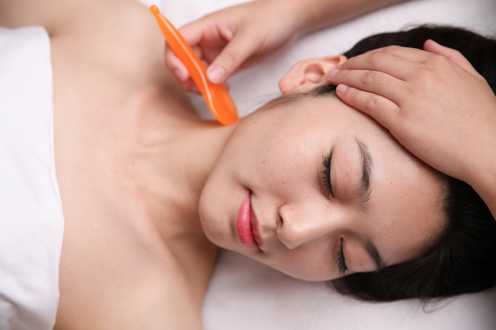 摘要:  报告分析了美容护理行业在2024年的投资策略,重点关注化妆品和