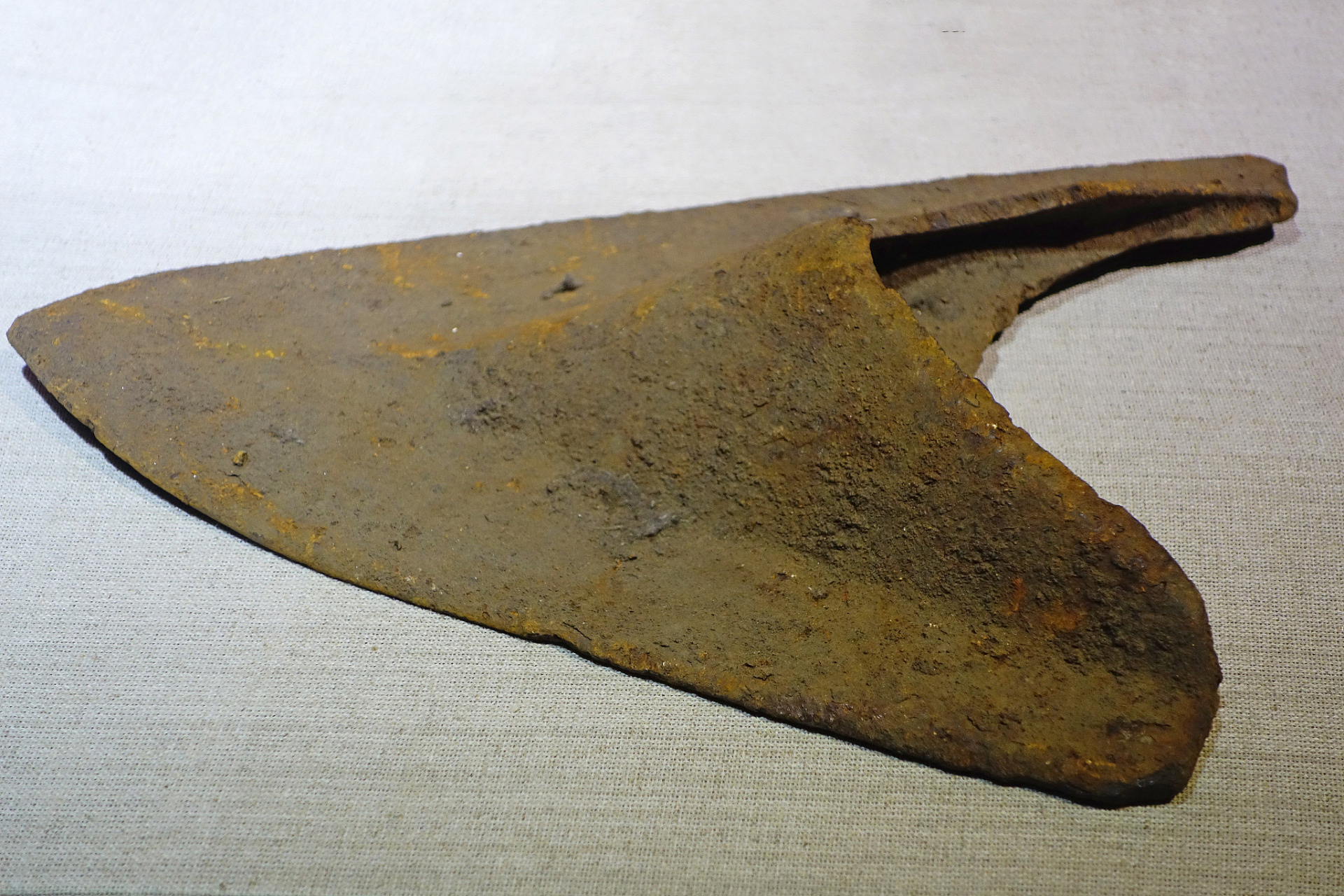 在石器时代,人们利用石头制作出了各种实用的工具和武器.