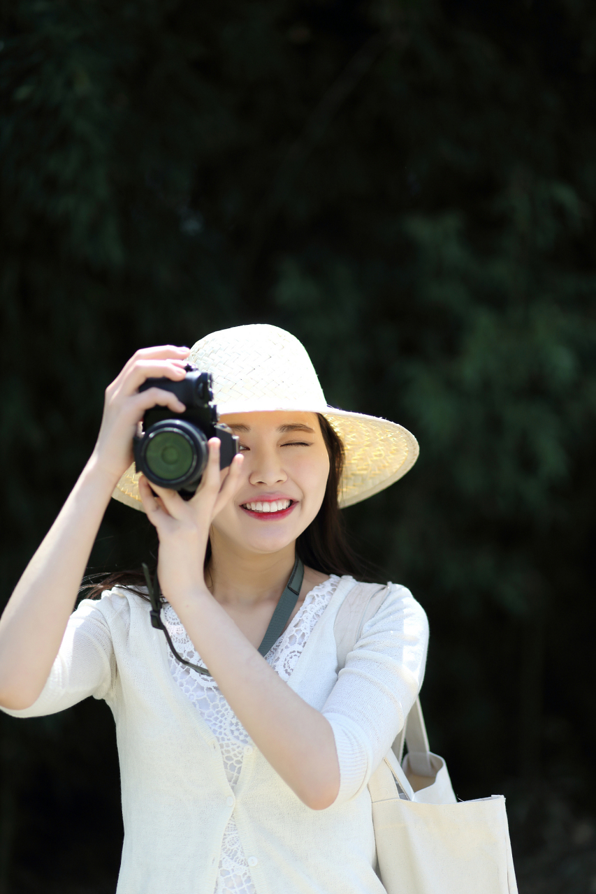 以下是5种常见的拍照姿势,可以作为参考:  1. 自然放松姿势.