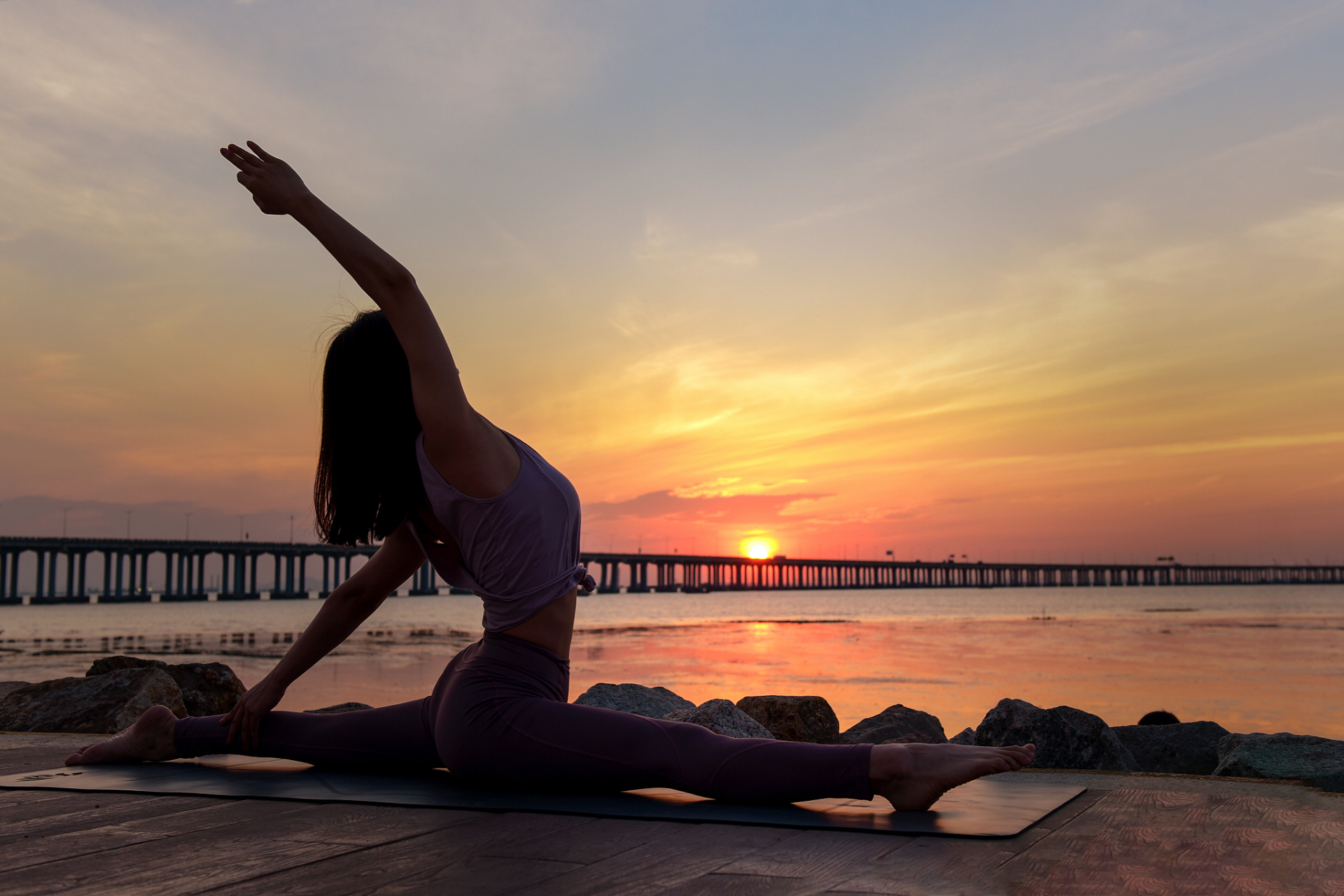 当你爱上瑜伽的那一刻,也就爱上了一种生活方式,一张瑜伽垫,方寸之地
