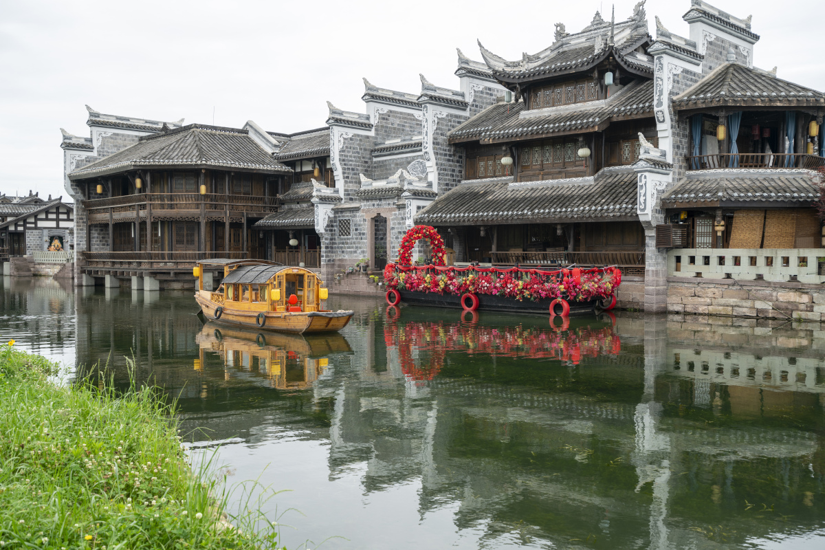 以下是宜宾市内一日游的最佳景点推荐: - **上午**:五粮液文化旅游区.